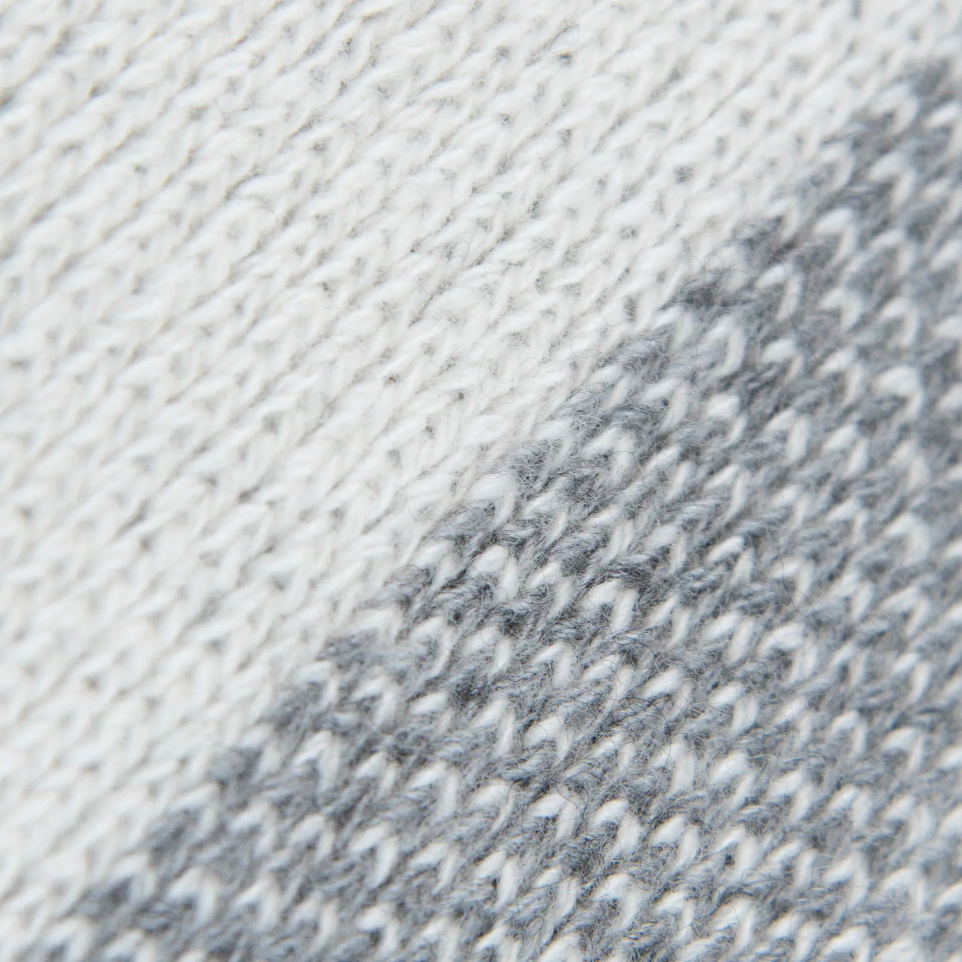 Dettaglio e texture tessuto della mantellina aperta grigia e panna in misto cashmere Made in Italy, versatile e confortevole, con due diverse vestibilità per adattarsi a ogni stile e occasione.