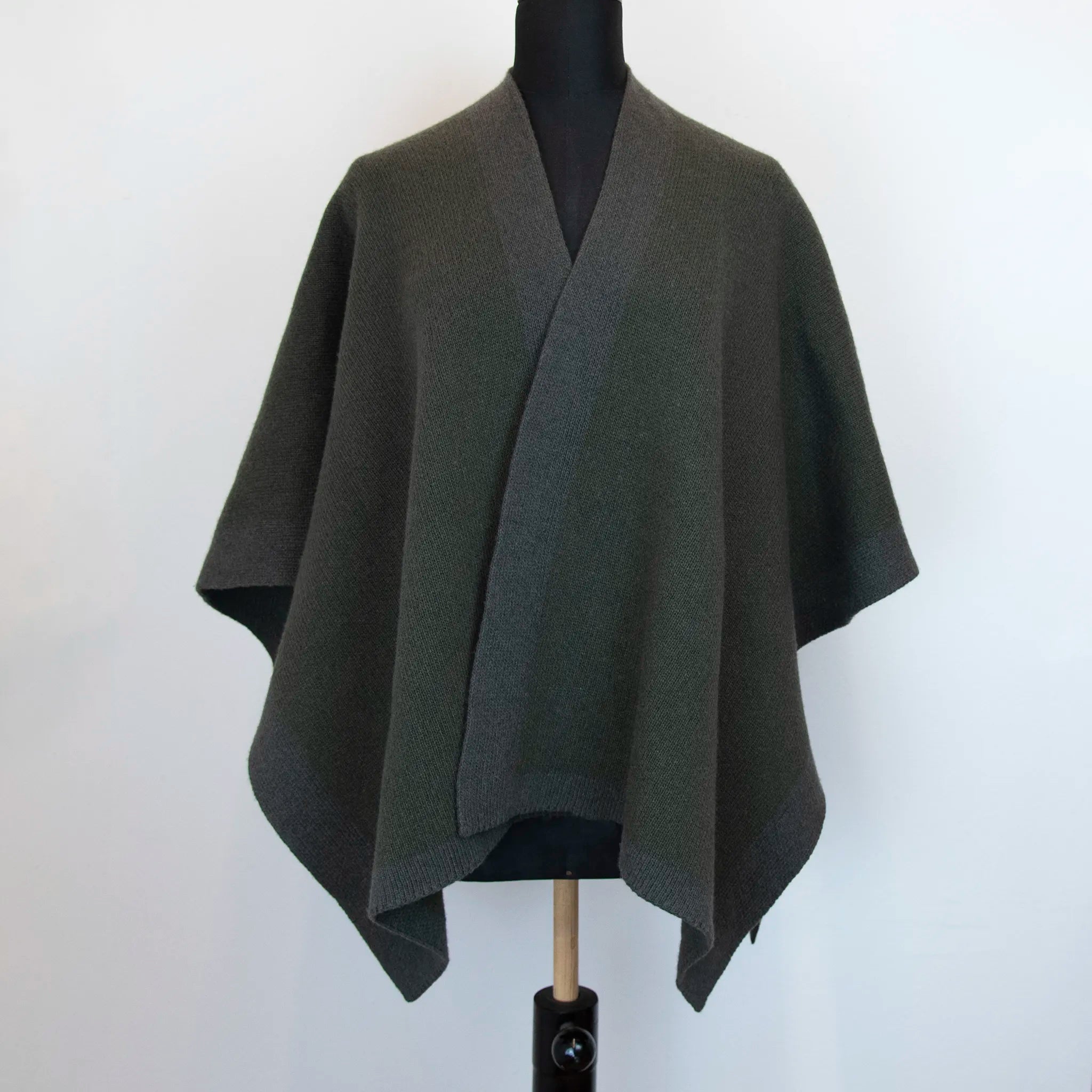 Mantellina aperta verde in misto cashmere Made in Italy, versatile e confortevole, con due diverse vestibilità per adattarsi a ogni stile e occasione.