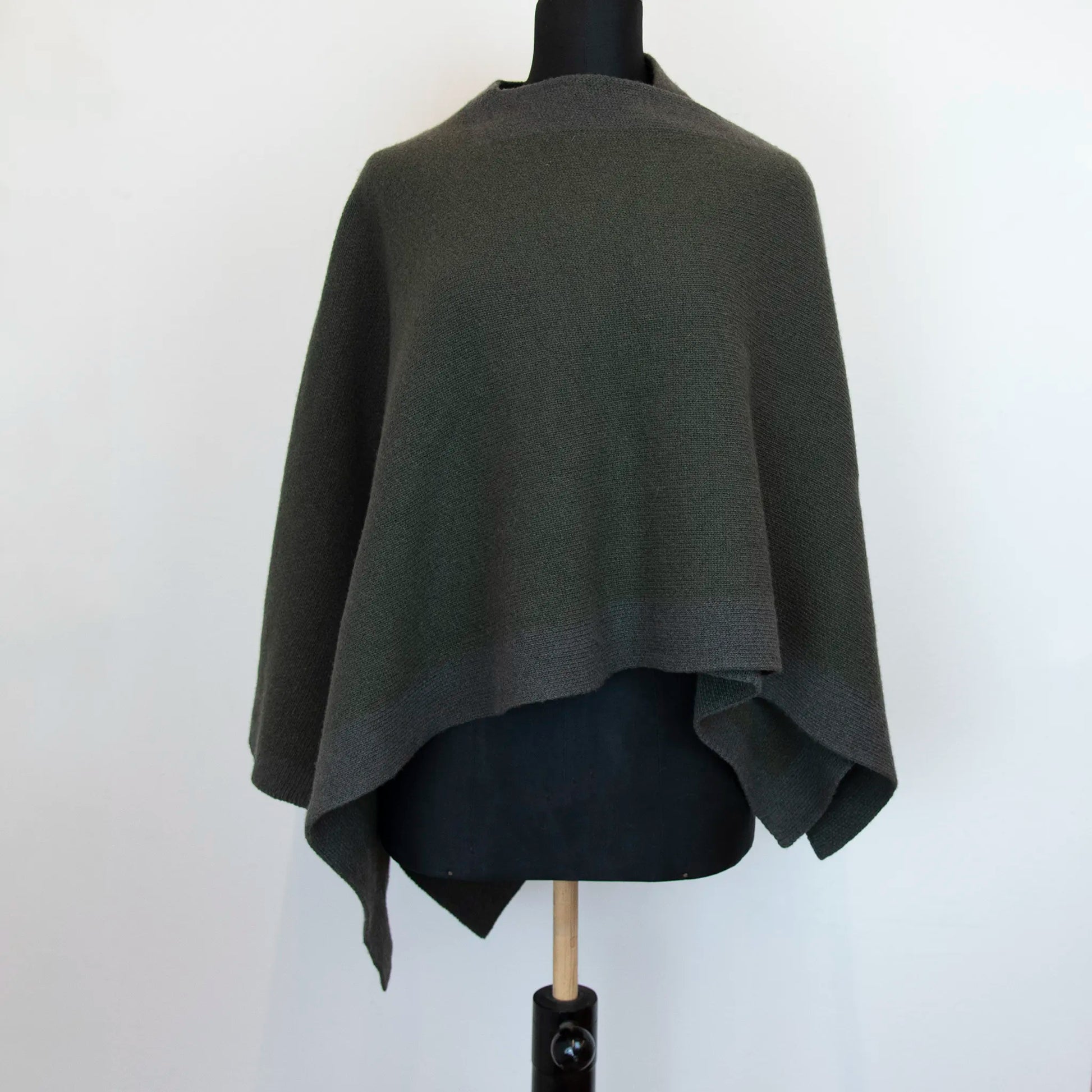 Mantellina aperta verde in misto cashmere Made in Italy, versatile e confortevole, con due diverse vestibilità per adattarsi a ogni stile e occasione.