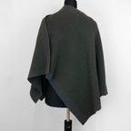 Mantellina aperta verde in misto cashmere Made in Italy, versatile e confortevole, con due diverse vestibilità per adattarsi a ogni stile e occasione.