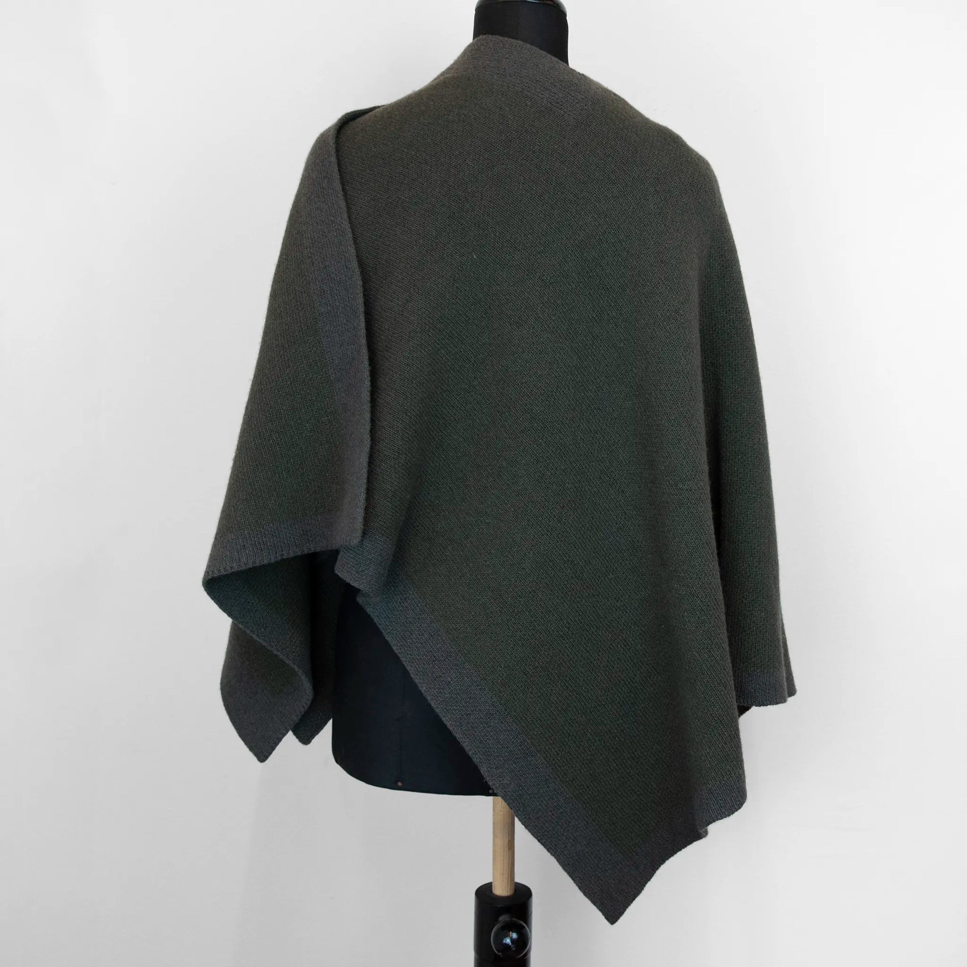 Mantellina aperta verde in misto cashmere Made in Italy, versatile e confortevole, con due diverse vestibilità per adattarsi a ogni stile e occasione.