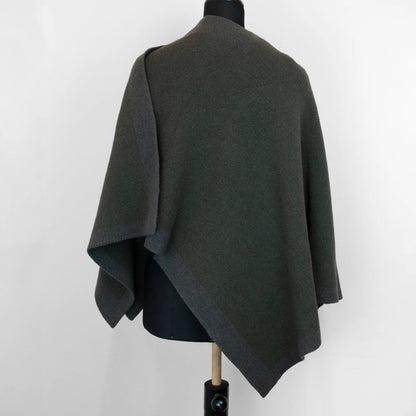 Mantellina aperta verde in misto cashmere Made in Italy, versatile e confortevole, con due diverse vestibilità per adattarsi a ogni stile e occasione.