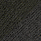 Dettaglio e texture tessuto della Mantellina aperta verde in misto cashmere Made in Italy, versatile e confortevole, con due diverse vestibilità per adattarsi a ogni stile e occasione.