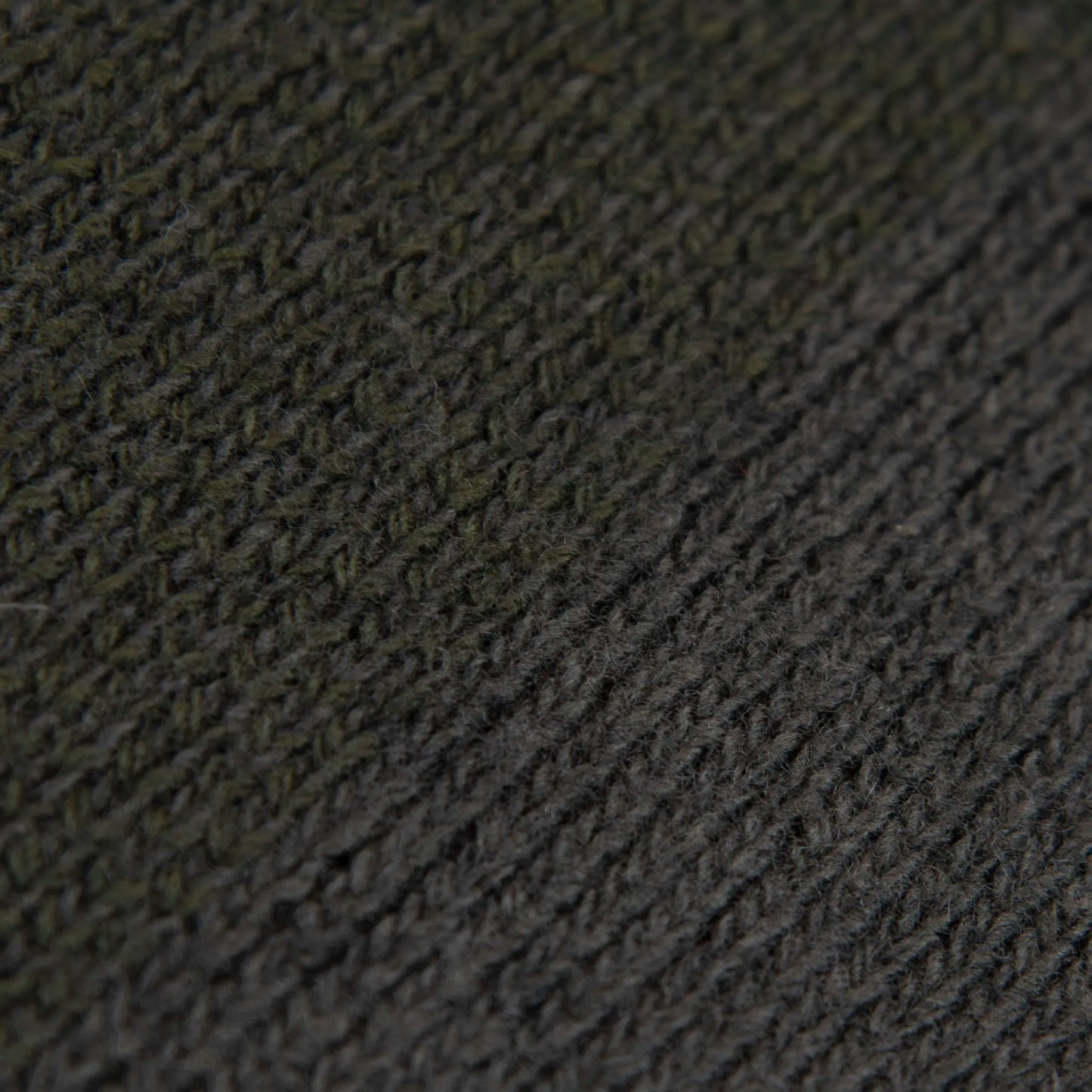 Dettaglio e texture tessuto della Mantellina aperta verde in misto cashmere Made in Italy, versatile e confortevole, con due diverse vestibilità per adattarsi a ogni stile e occasione.