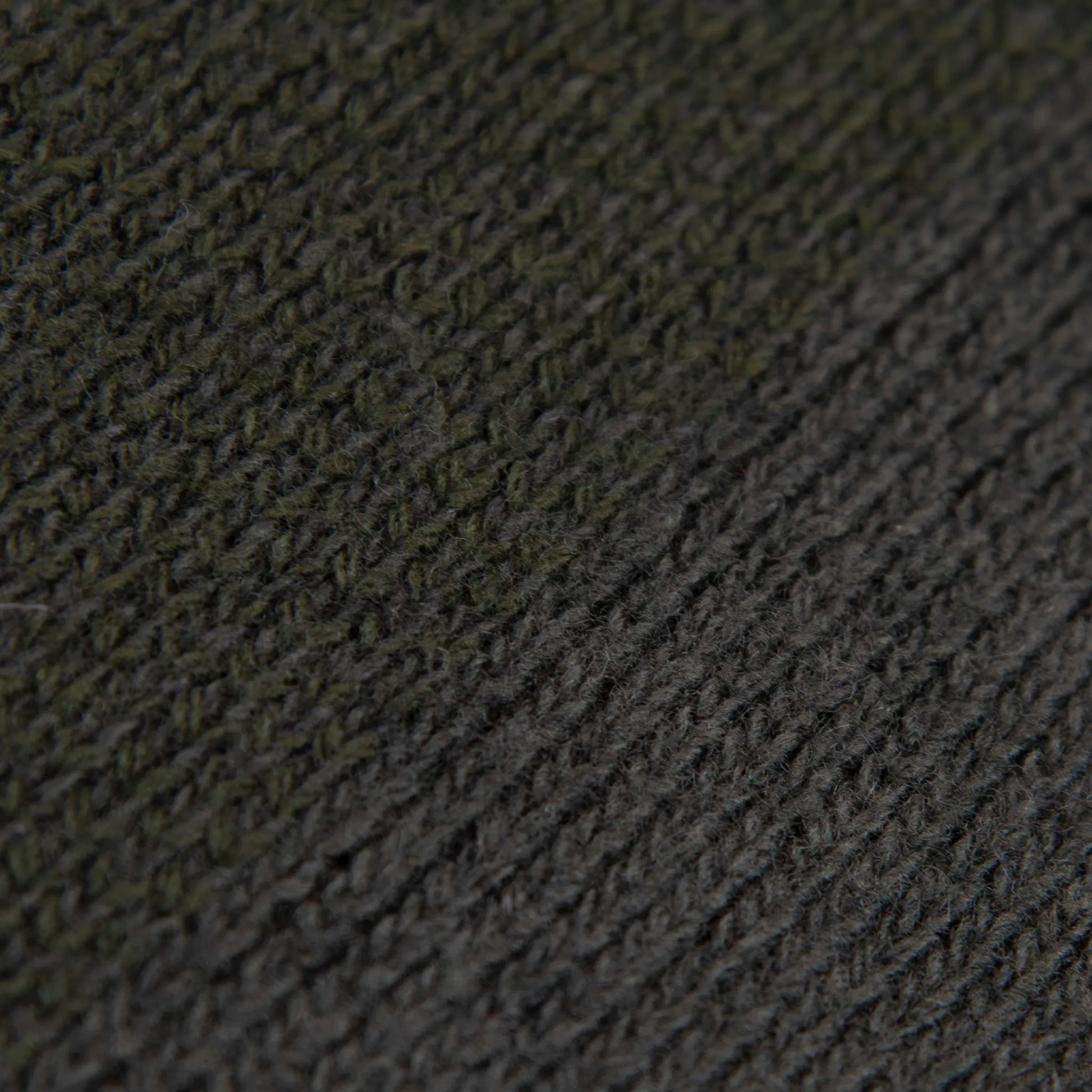 Dettaglio e texture tessuto della Mantellina aperta verde in misto cashmere Made in Italy, versatile e confortevole, con due diverse vestibilità per adattarsi a ogni stile e occasione.