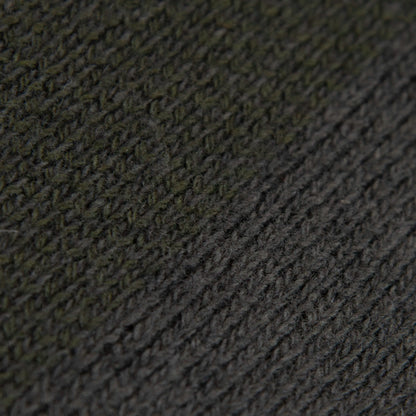 Dettaglio e texture tessuto della Mantellina aperta verde in misto cashmere Made in Italy, versatile e confortevole, con due diverse vestibilità per adattarsi a ogni stile e occasione.