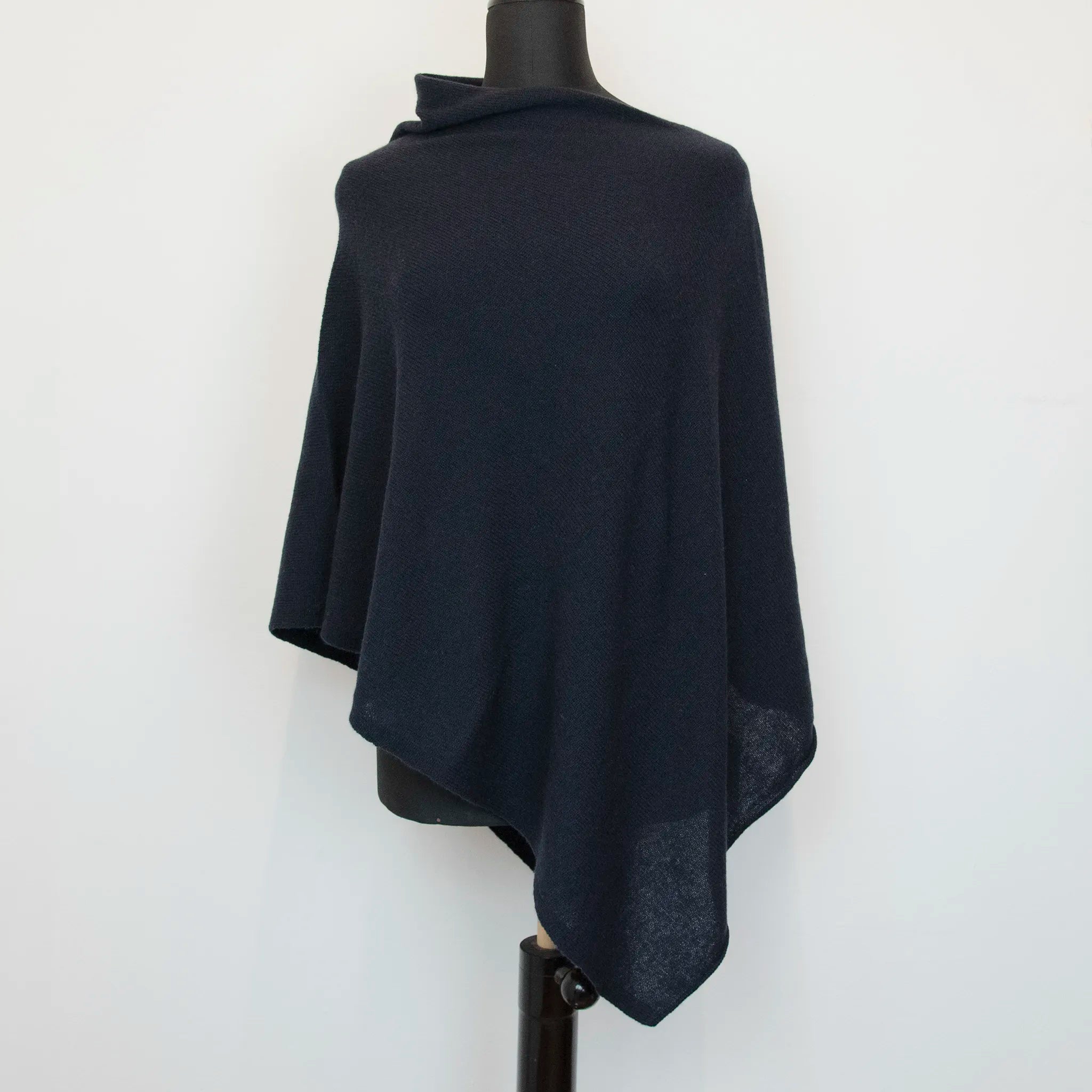 Mantellina in 100% cashmere blu, Made in Italy, praticità e comfort con tre diverse vestibilità per ogni esigenza.