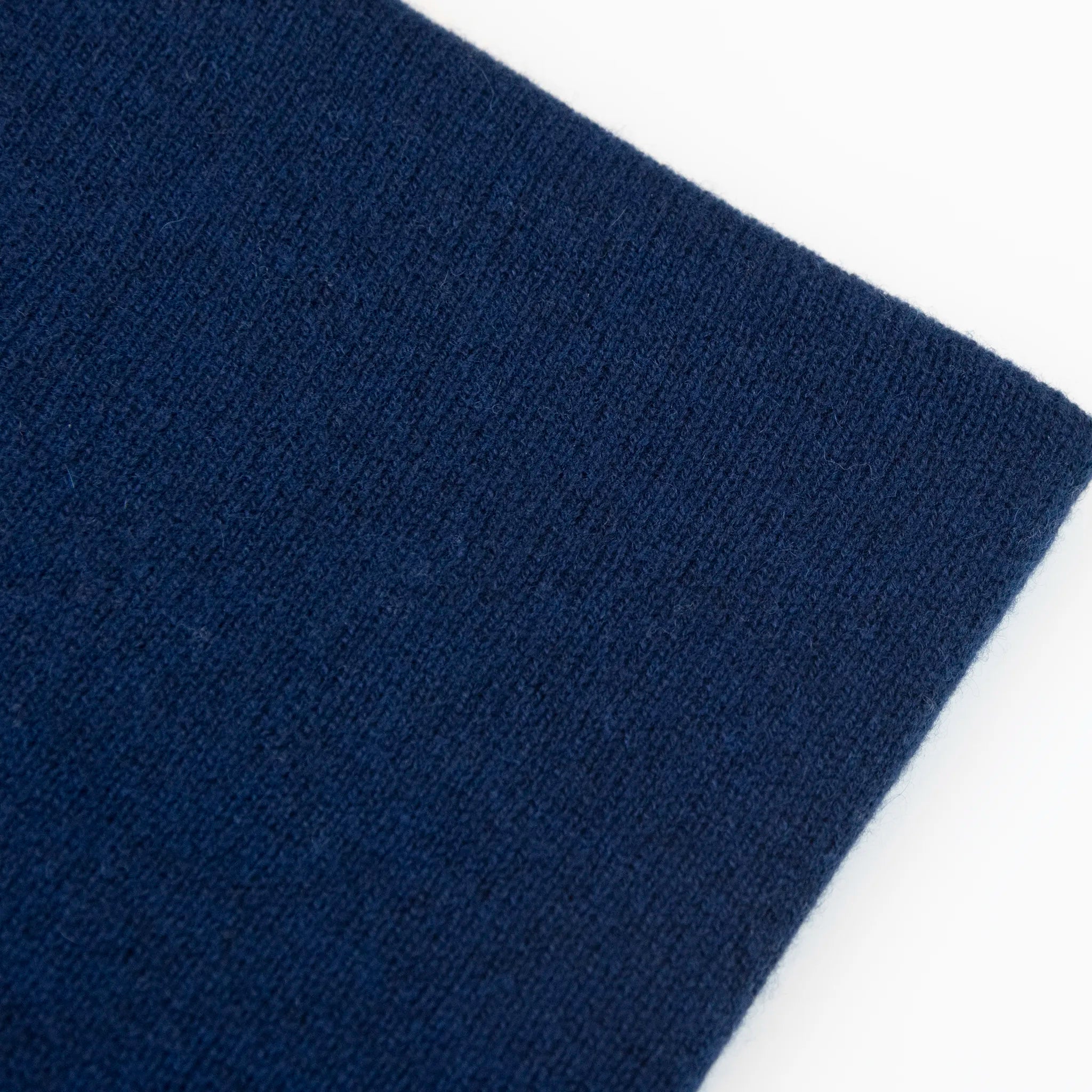 Dettaglio e texture tessuto della Mantellina in 100% cashmere blu, Made in Italy, praticità e comfort con tre diverse vestibilità per ogni esigenza.
