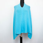 Mantellina in 100% cashmere blu, Made in Italy, praticità e comfort con tre diverse vestibilità per ogni esigenza.