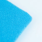 Dettaglio e texture tessuto della Mantellina in 100% cashmere blu, Made in Italy, praticità e comfort con tre diverse vestibilità per ogni esigenza.