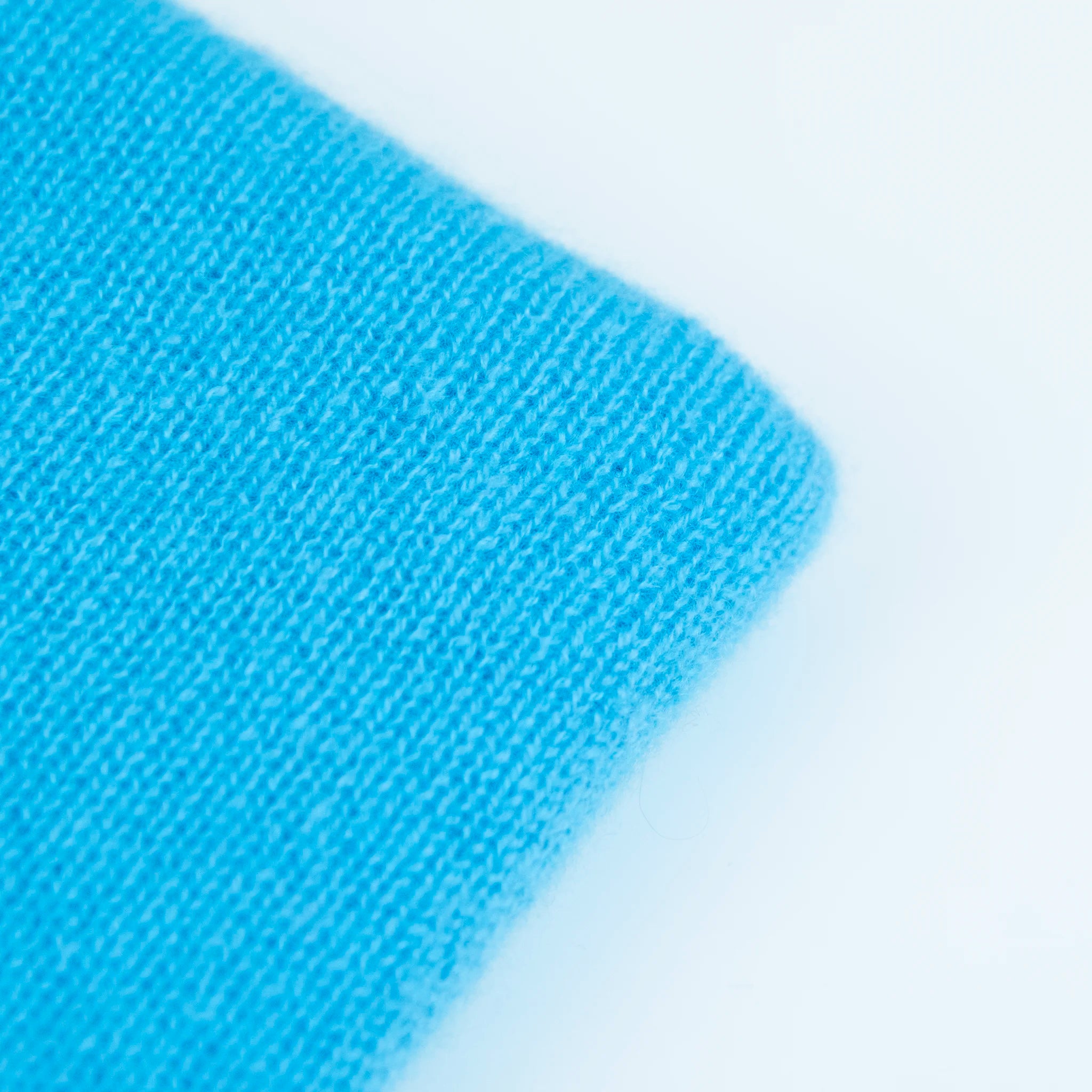 Dettaglio e texture tessuto della Mantellina in 100% cashmere blu, Made in Italy, praticità e comfort con tre diverse vestibilità per ogni esigenza.