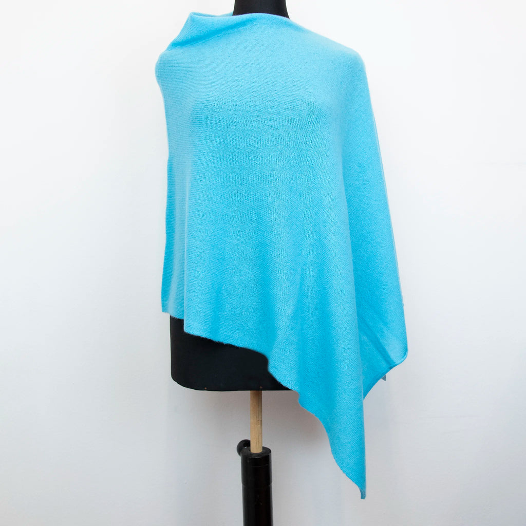 Mantellina in 100% cashmere blu, Made in Italy, praticità e comfort con tre diverse vestibilità per ogni esigenza.