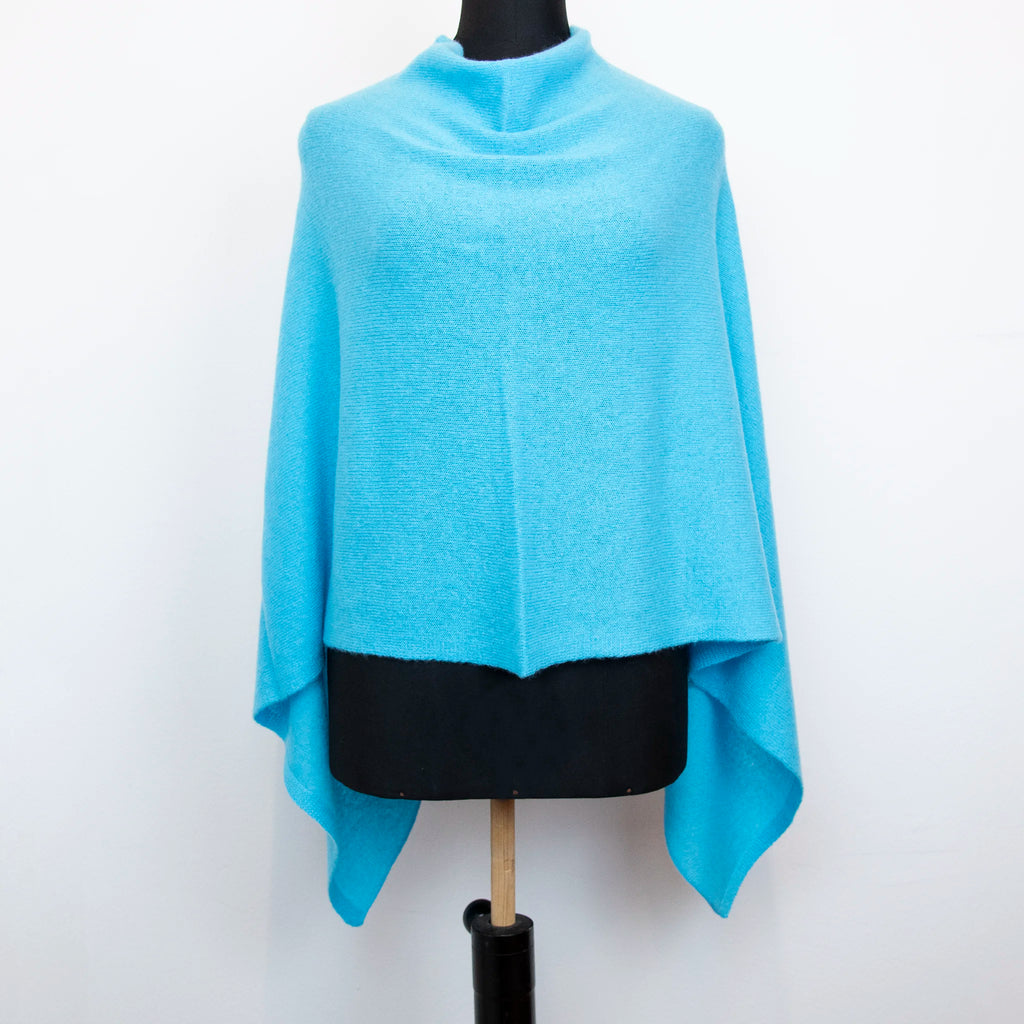 Mantellina in 100% cashmere blu, Made in Italy, praticità e comfort con tre diverse vestibilità per ogni esigenza.