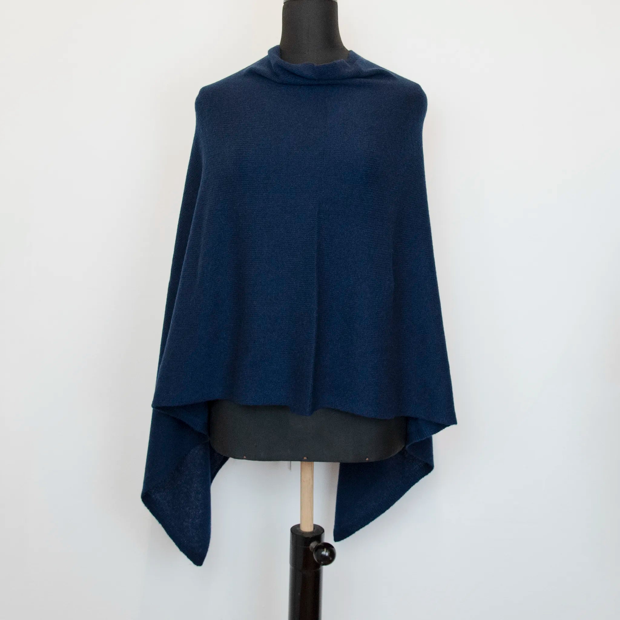Mantellina in 100% cashmere blu, Made in Italy, praticità e comfort con tre diverse vestibilità per ogni esigenza.