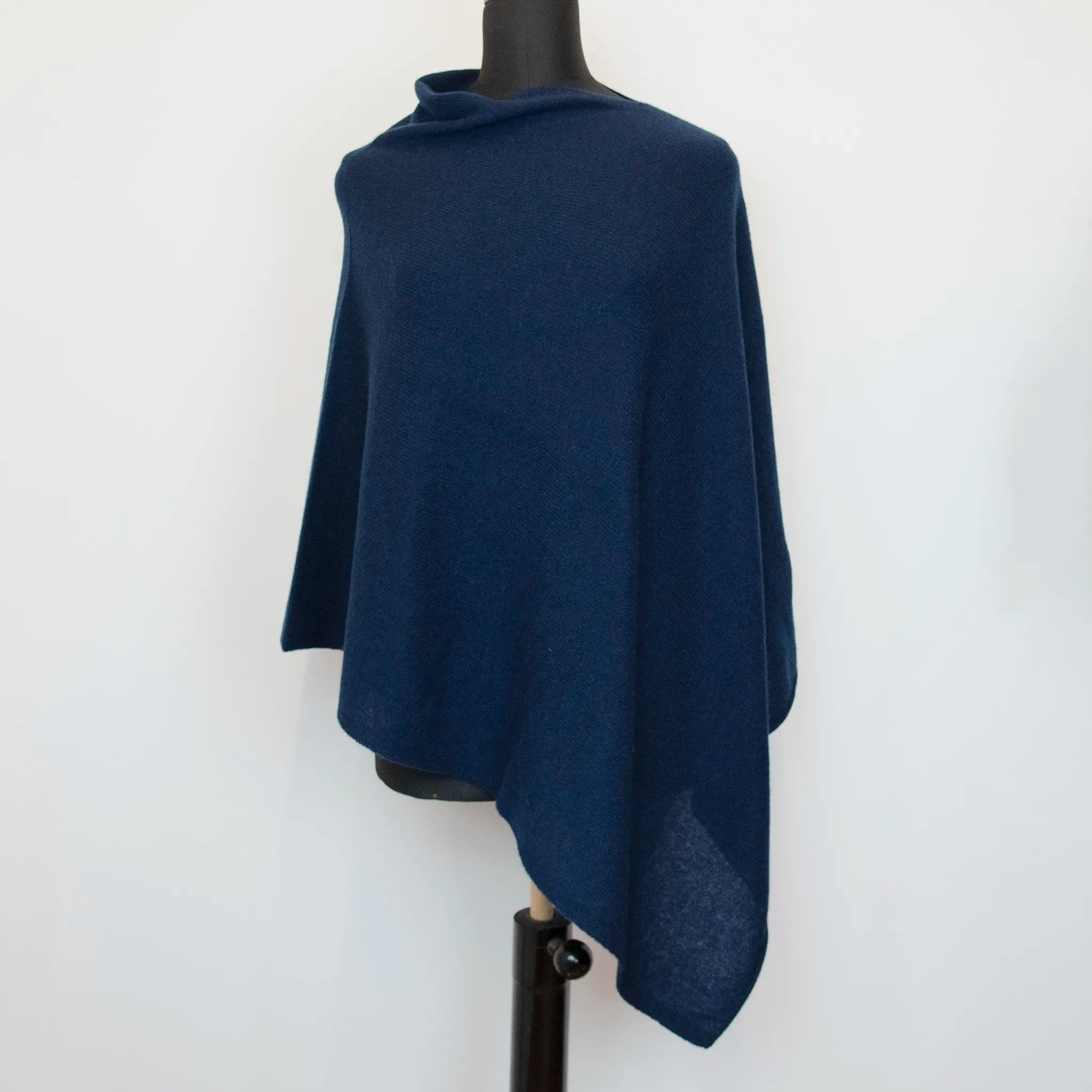 Mantellina in 100% cashmere blu, Made in Italy, praticità e comfort con tre diverse vestibilità per ogni esigenza.