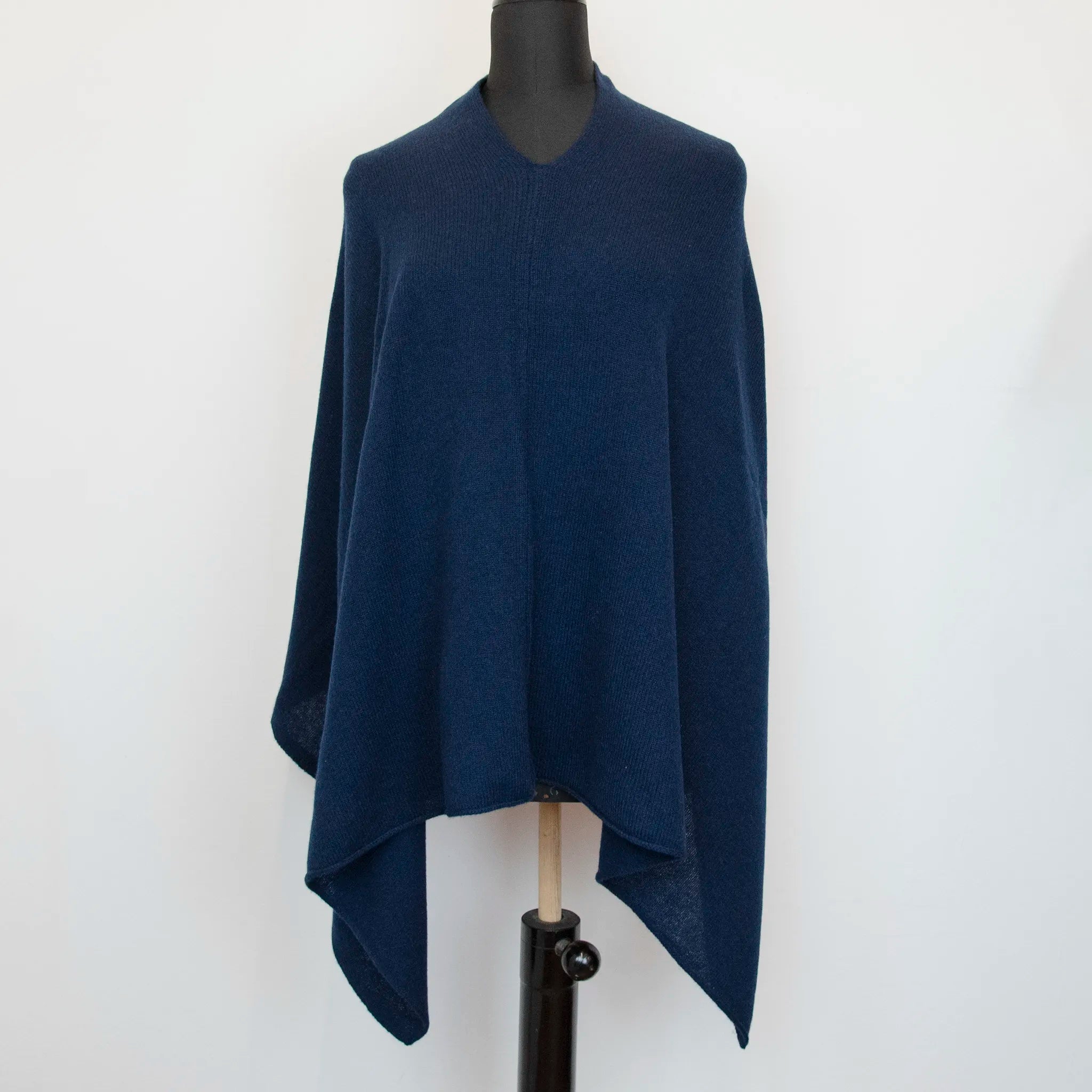 Mantellina in 100% cashmere blu, Made in Italy, praticità e comfort con tre diverse vestibilità per ogni esigenza.