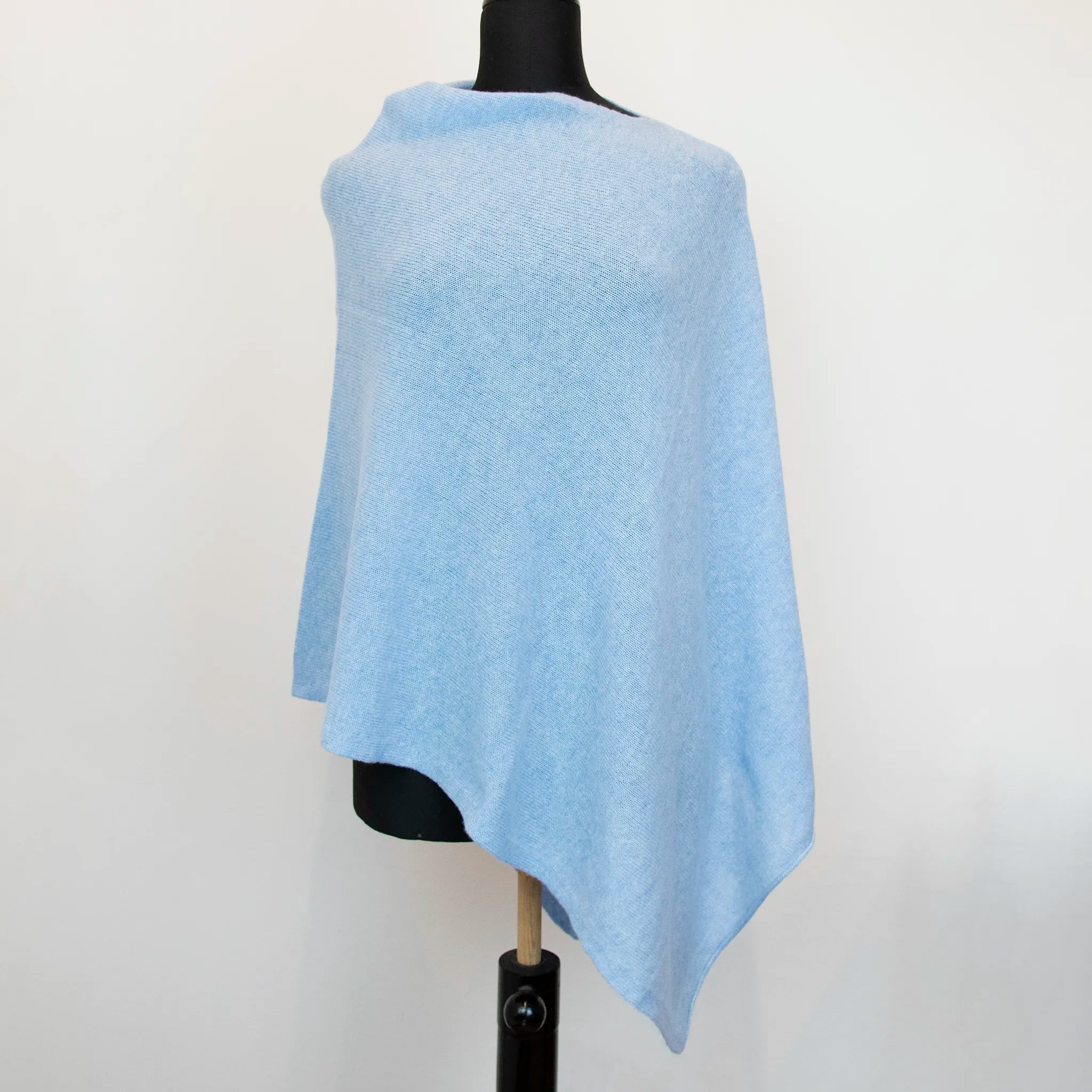 Mantellina in 100% cashmere celeste, Made in Italy, praticità e comfort con tre diverse vestibilità per ogni esigenza.