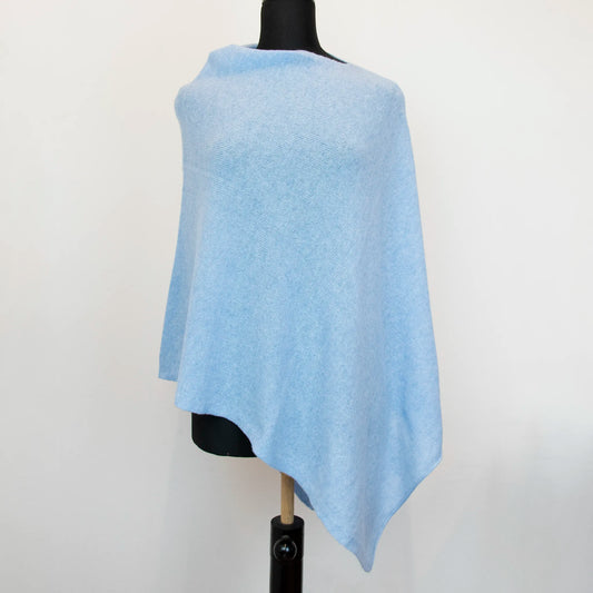 Mantellina in 100% cashmere celeste, Made in Italy, praticità e comfort con tre diverse vestibilità per ogni esigenza.