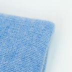 Dettaglio e texture tessuto della Mantellina in 100% cashmere celeste, Made in Italy, praticità e comfort con tre diverse vestibilità per ogni esigenza.