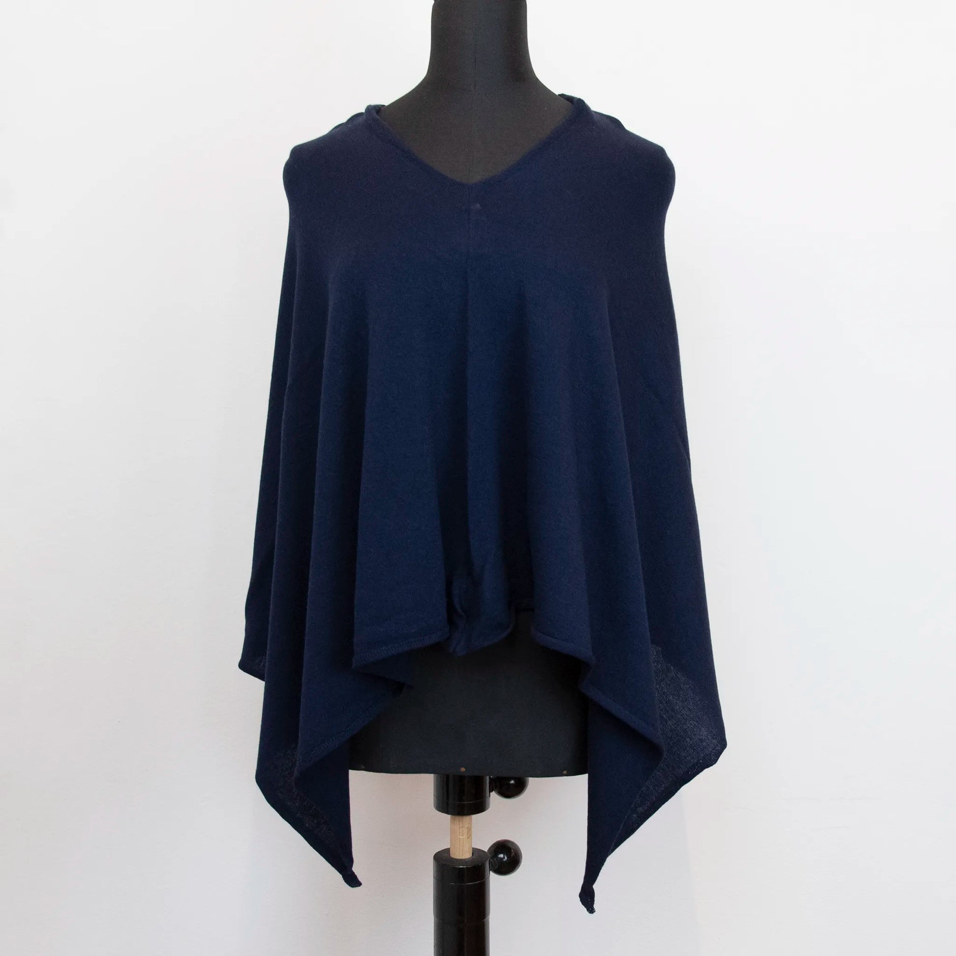 Mantellina in cashmere e cotone blu, Made in Italy, praticità e comfort con tre diverse vestibilità per ogni esigenza.