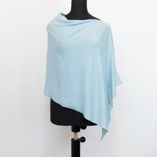 Mantellina in cashmere e cotone celeste, Made in Italy, praticità e comfort con tre diverse vestibilità per ogni esigenza.