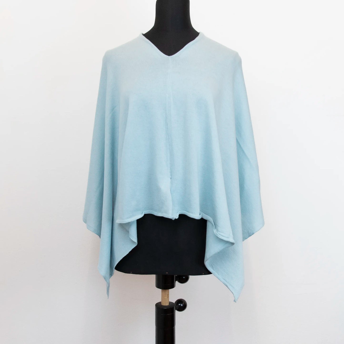 Mantellina in cashmere e cotone celeste, Made in Italy, praticità e comfort con tre diverse vestibilità per ogni esigenza.