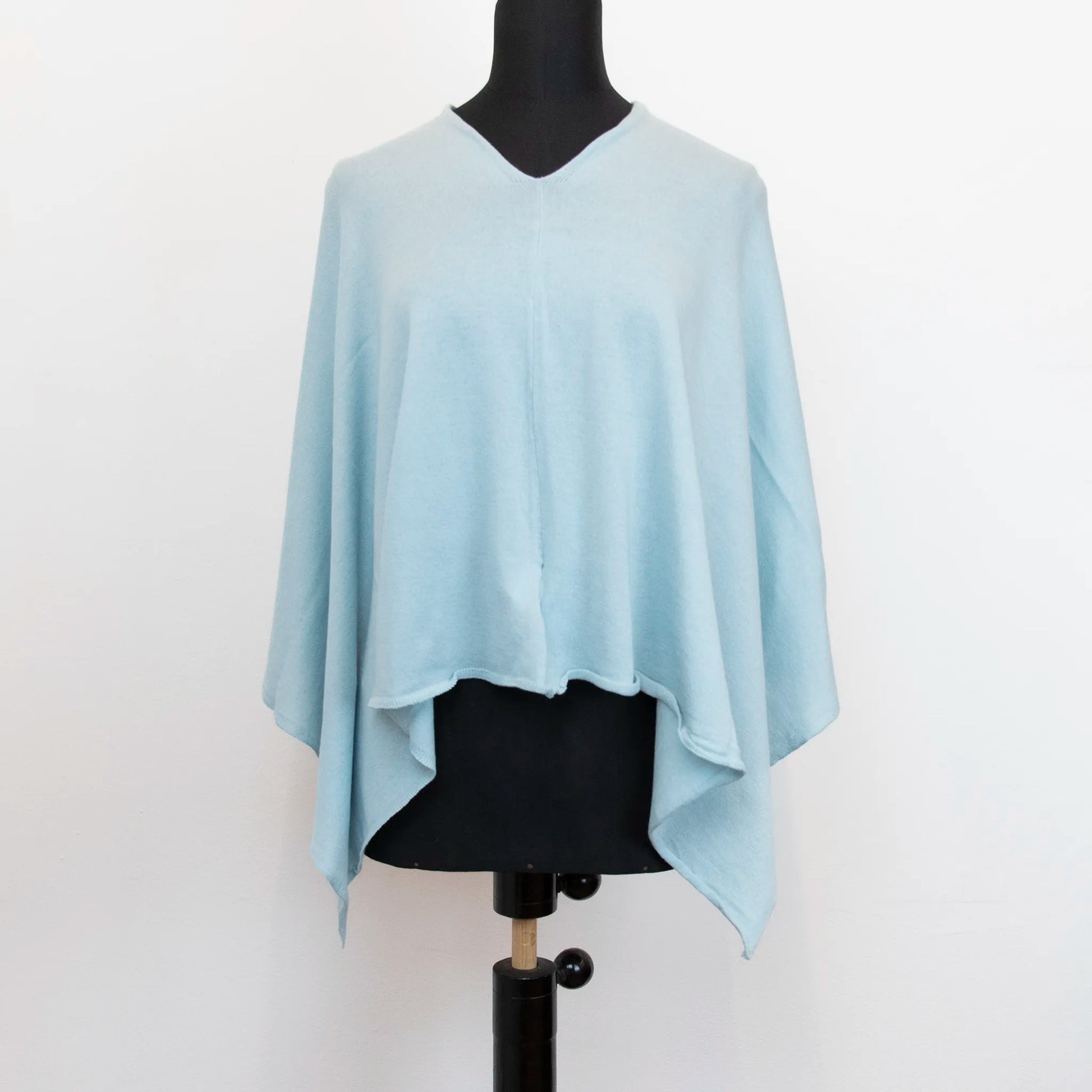 Mantellina in cashmere e cotone celeste, Made in Italy, praticità e comfort con tre diverse vestibilità per ogni esigenza.