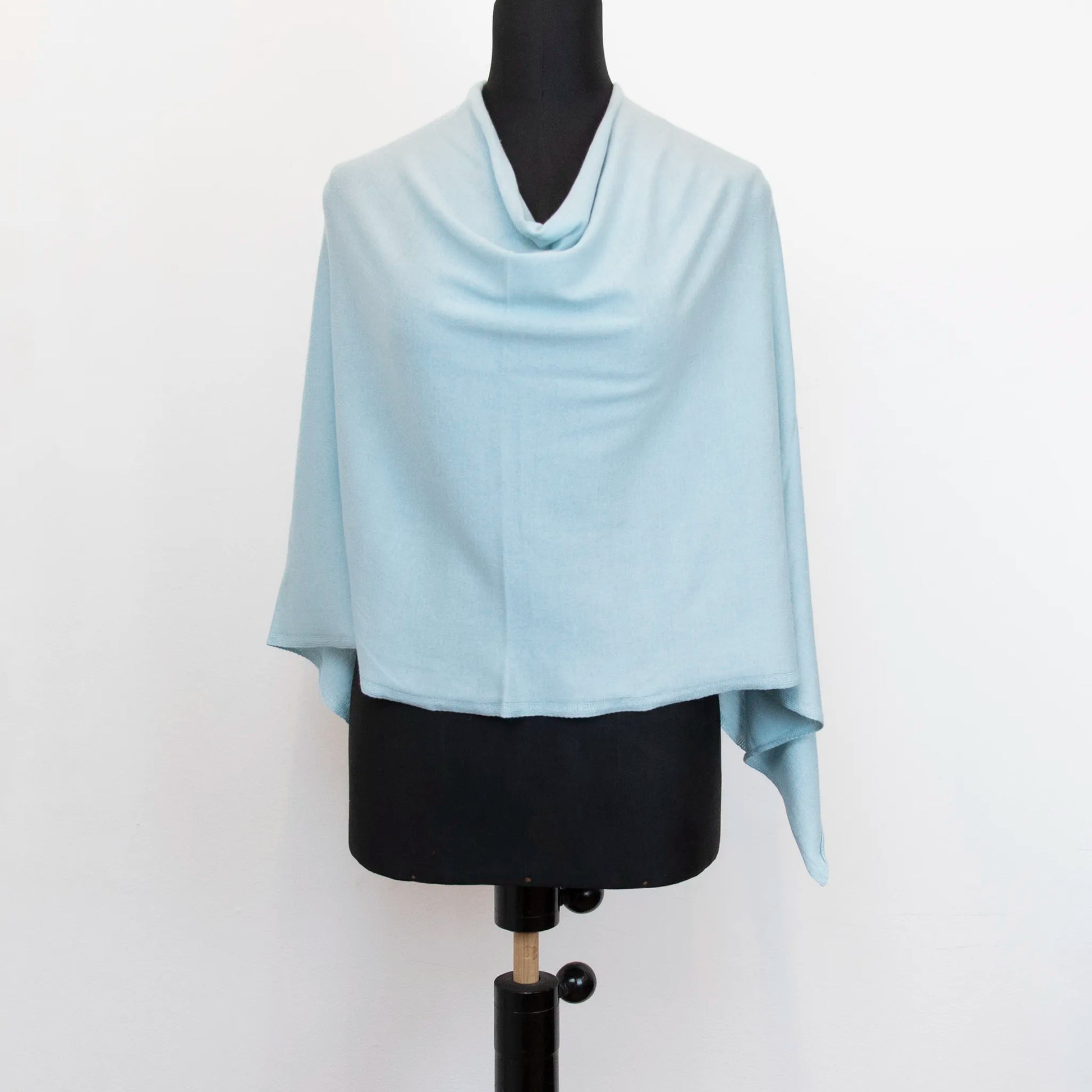 Mantellina in cashmere e cotone celeste, Made in Italy, praticità e comfort con tre diverse vestibilità per ogni esigenza.