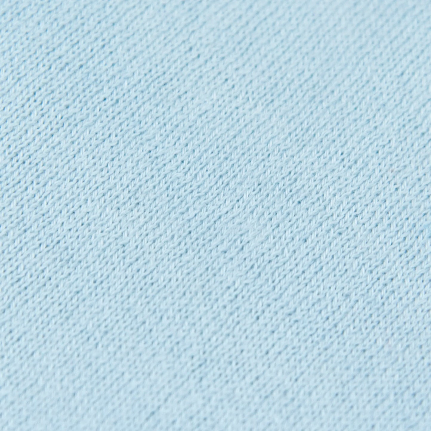 Dettagli e texture tessuto della mantellina in cashmere e cotone celeste, Made in Italy, praticità e comfort con tre diverse vestibilità per ogni esigenza.