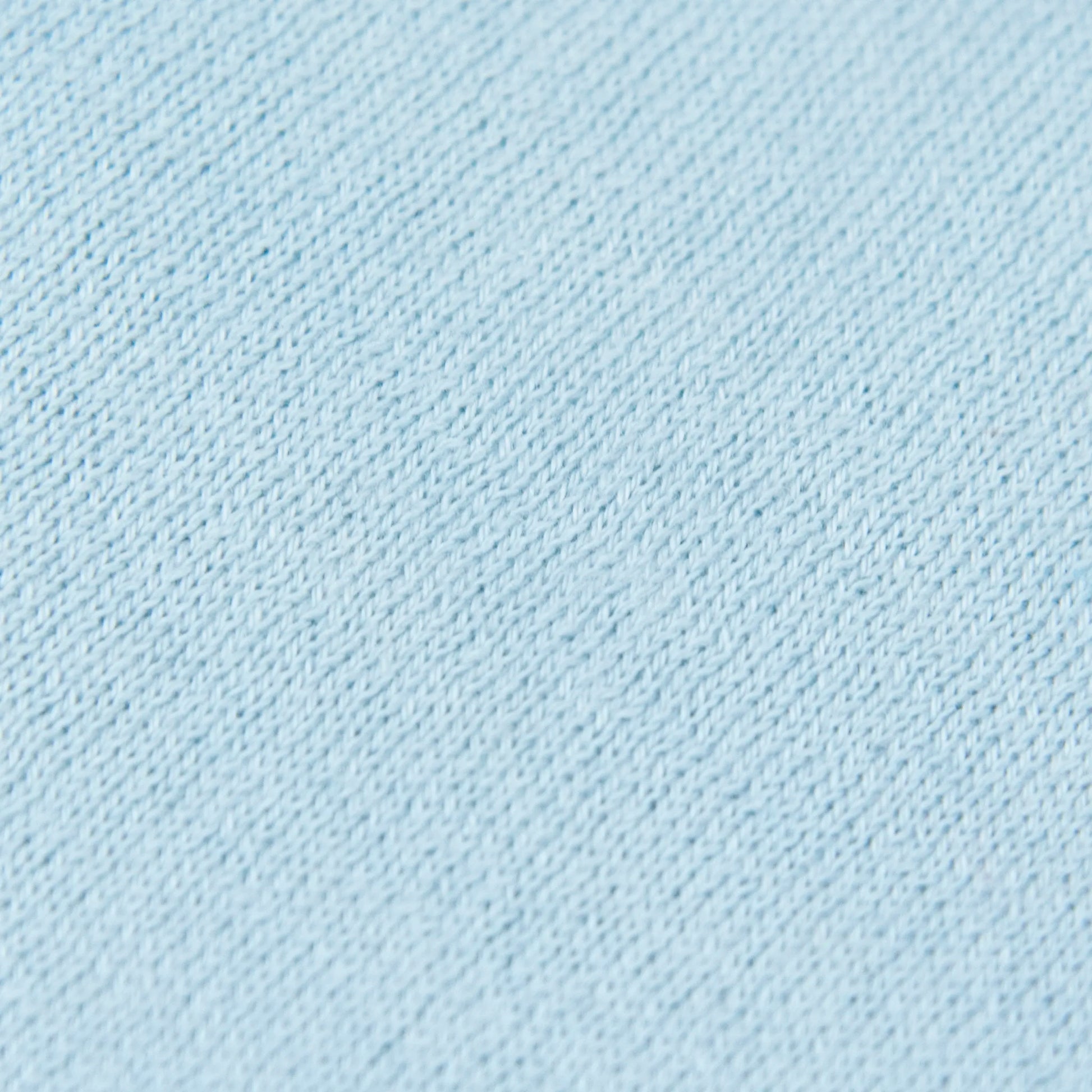 Dettagli e texture tessuto della mantellina in cashmere e cotone celeste, Made in Italy, praticità e comfort con tre diverse vestibilità per ogni esigenza.