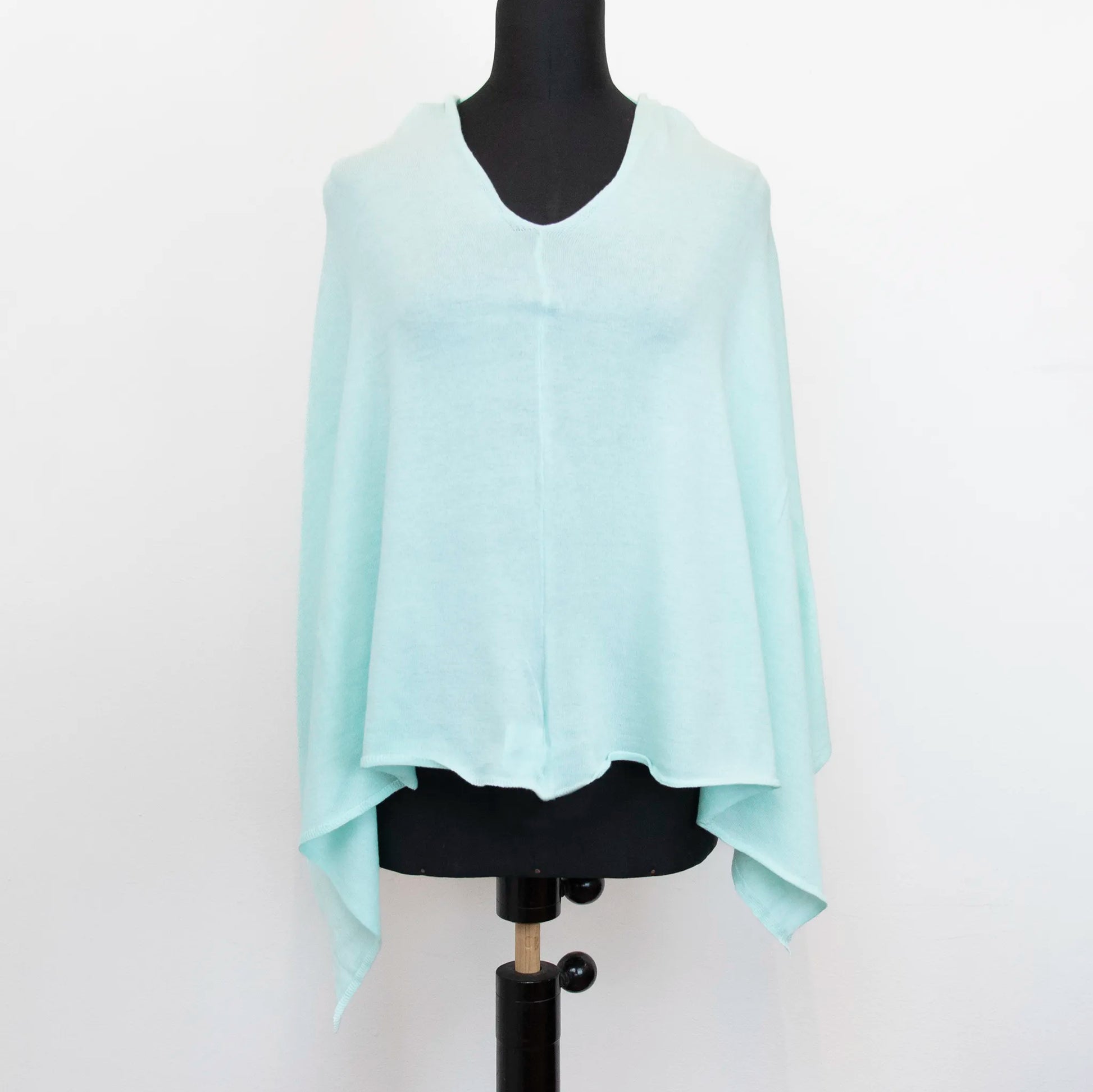 Mantellina in cashmere e cotone verde acqua, Made in Italy, praticità e comfort con tre diverse vestibilità per ogni esigenza.