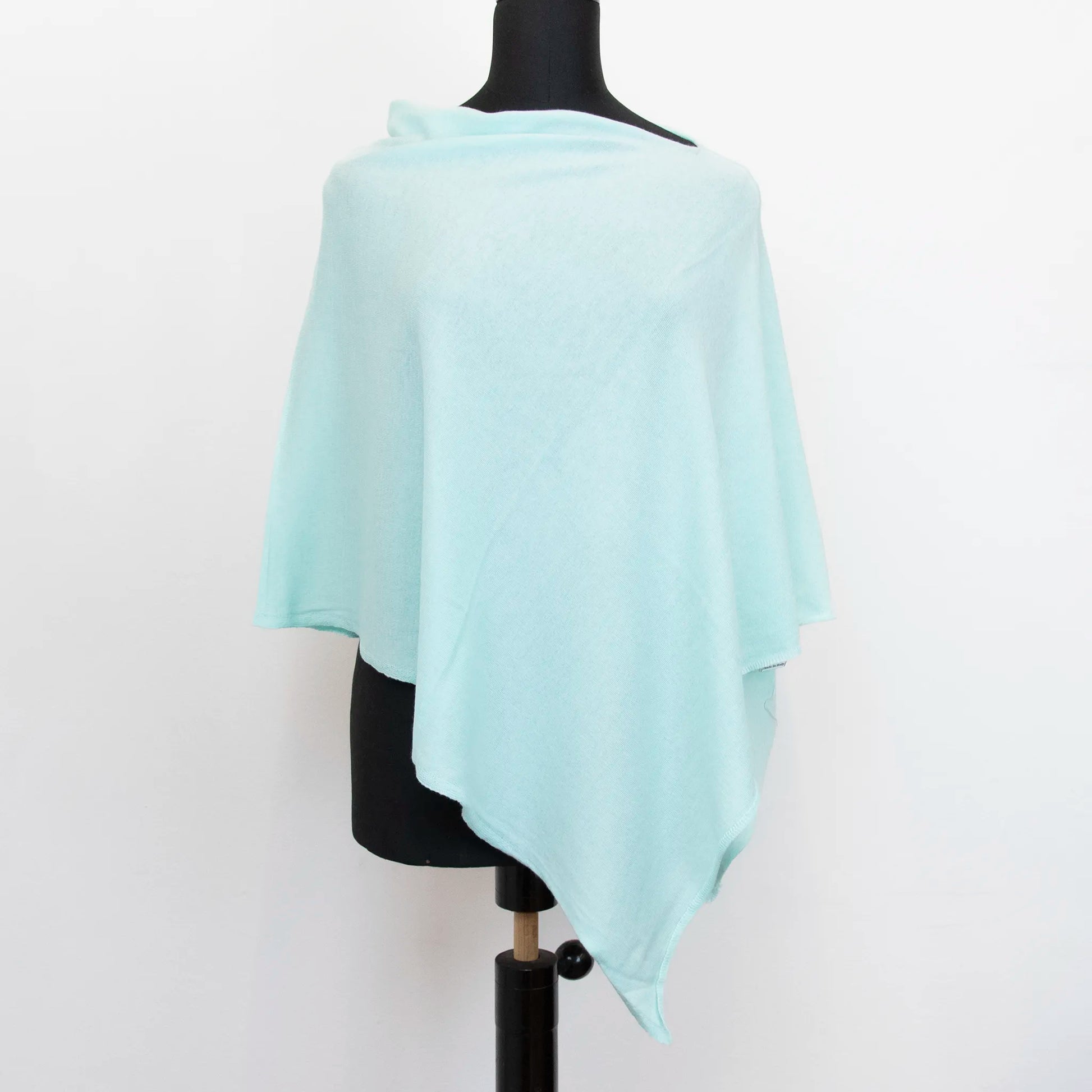 Mantellina in cashmere e cotone verde acqua, Made in Italy, praticità e comfort con tre diverse vestibilità per ogni esigenza.