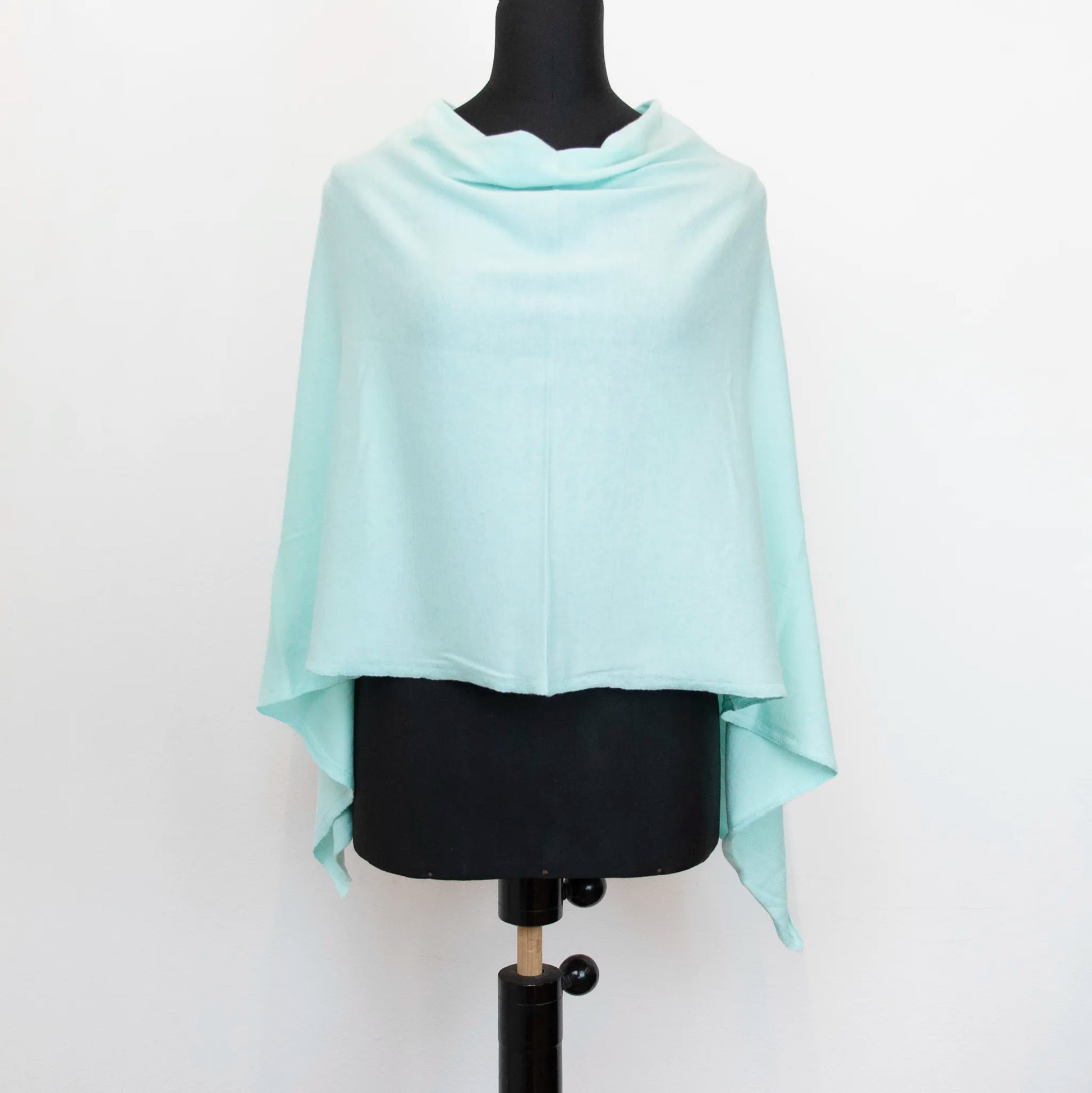 Mantellina in cashmere e cotone verde acqua, Made in Italy, praticità e comfort con tre diverse vestibilità per ogni esigenza.