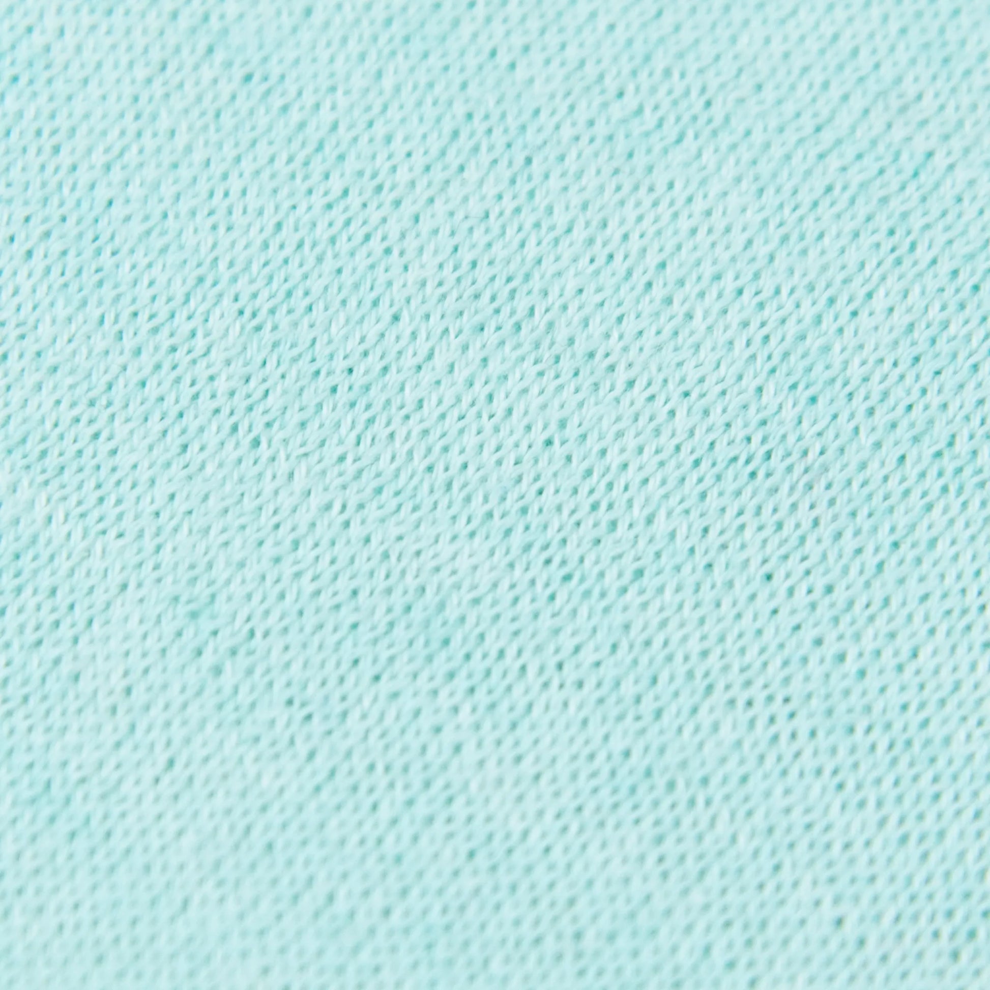 Dettagli e texture tessuto della mantellina in cashmere e cotone verde acqua, Made in Italy, praticità e comfort con tre diverse vestibilità per ogni esigenza.