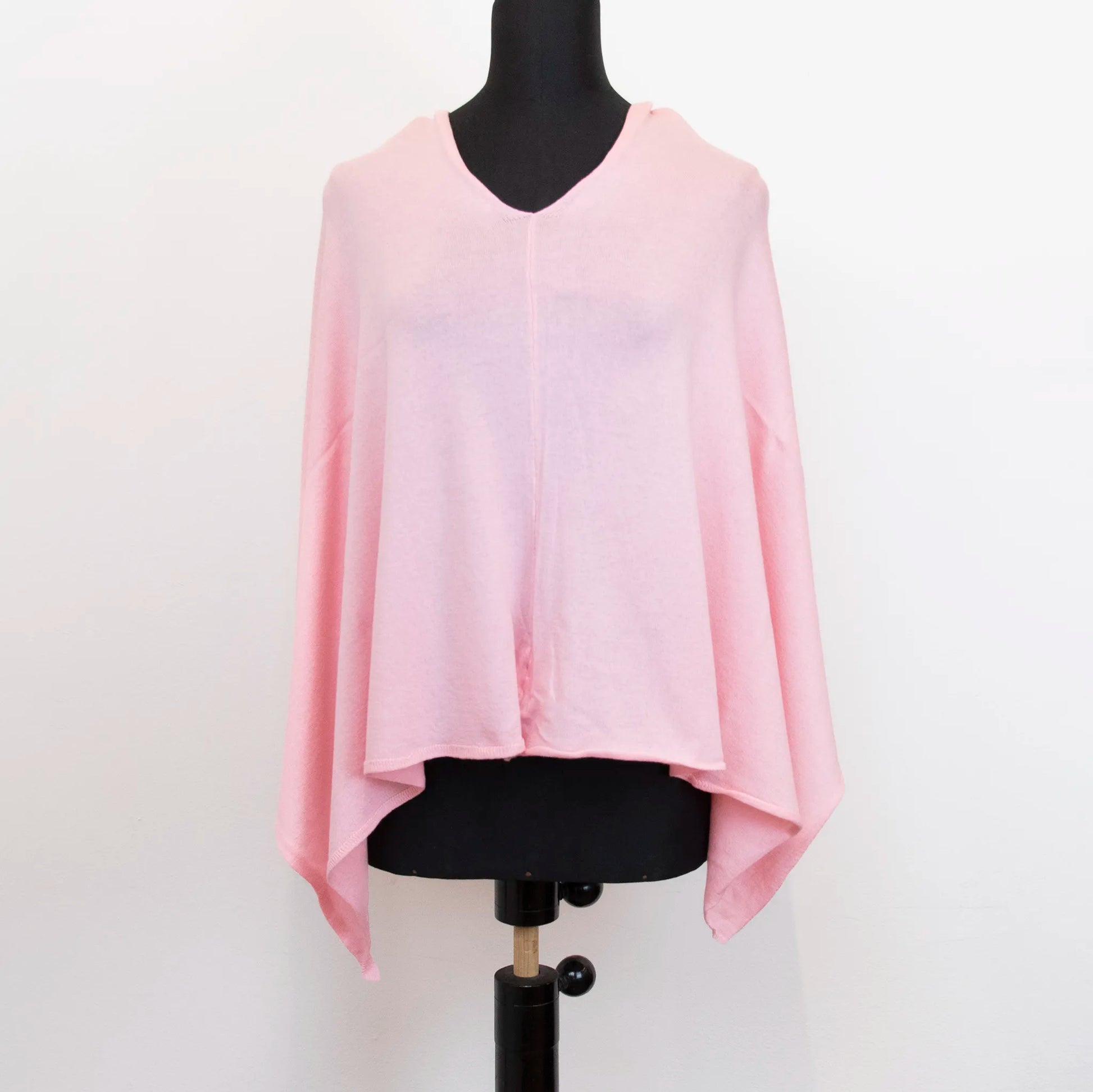 Mantellina in cashmere e cotone rosa, Made in Italy, praticità e comfort con tre diverse vestibilità per ogni esigenza.