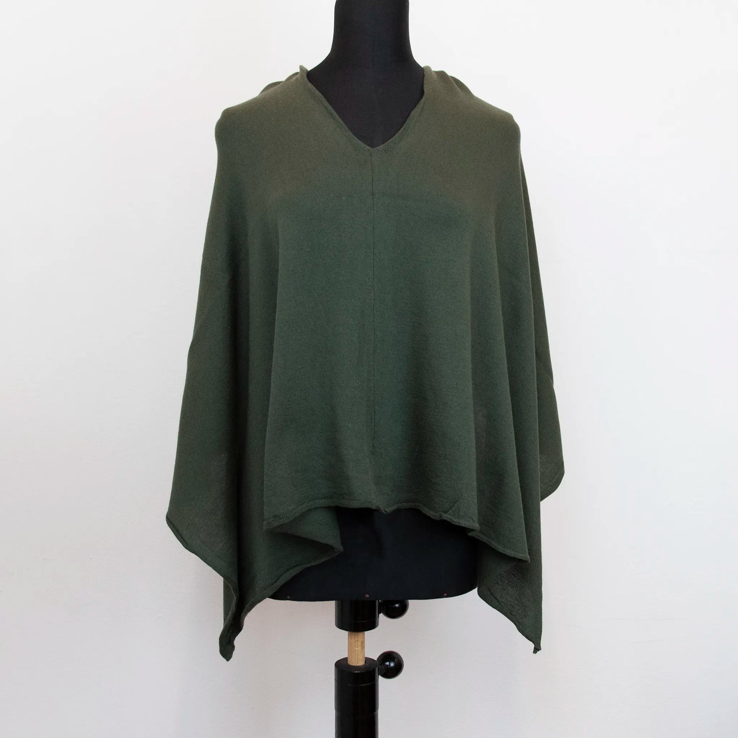 Mantellina in cashmere e cotone verde, Made in Italy, praticità e comfort con tre diverse vestibilità per ogni esigenza.
