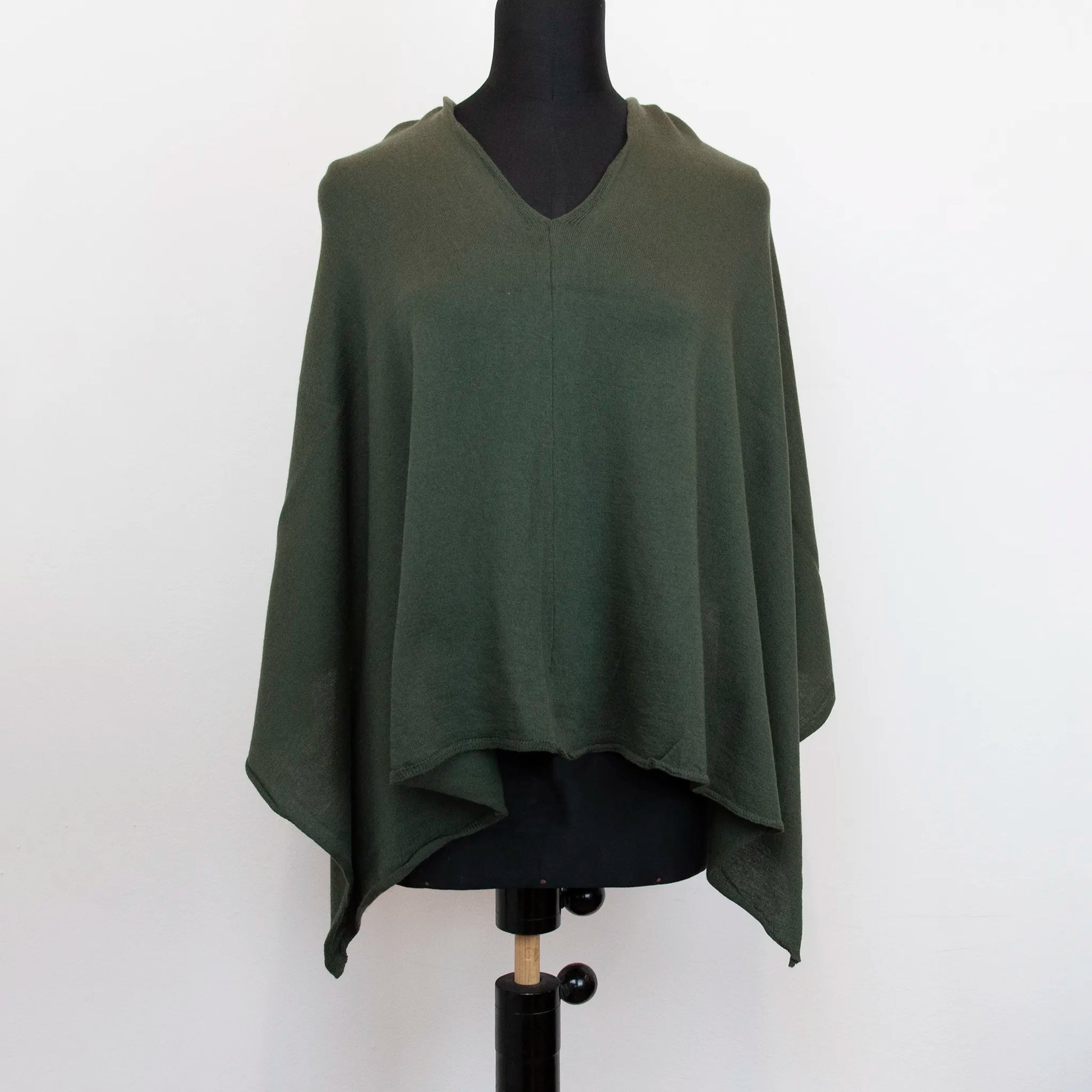 Mantellina in cashmere e cotone verde, Made in Italy, praticità e comfort con tre diverse vestibilità per ogni esigenza.