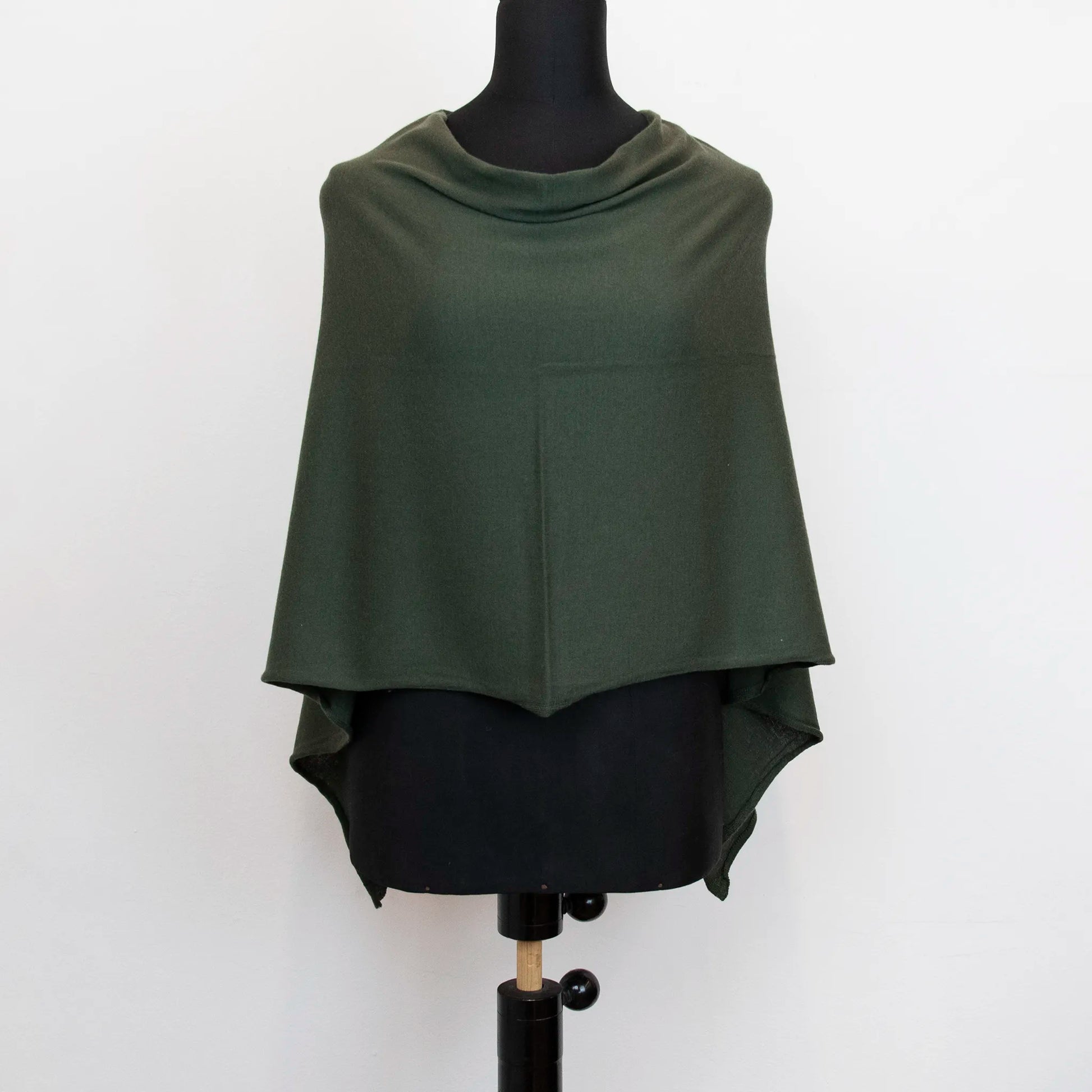 Mantellina in cashmere e cotone verde, Made in Italy, praticità e comfort con tre diverse vestibilità per ogni esigenza.