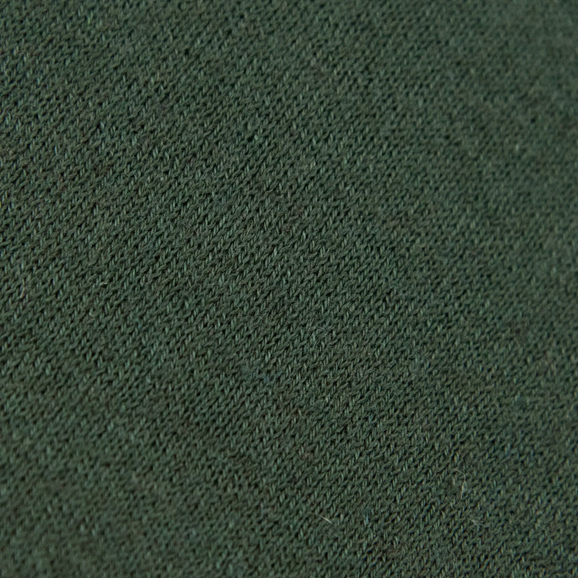 Dettagli e texture tessuto della mantellina in cashmere e cotone verde, Made in Italy, praticità e comfort con tre diverse vestibilità per ogni esigenza.