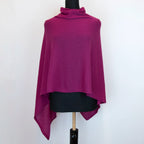 Mantellina in 100% cashmere viola, Made in Italy, praticità e comfort con tre diverse vestibilità per ogni esigenza.