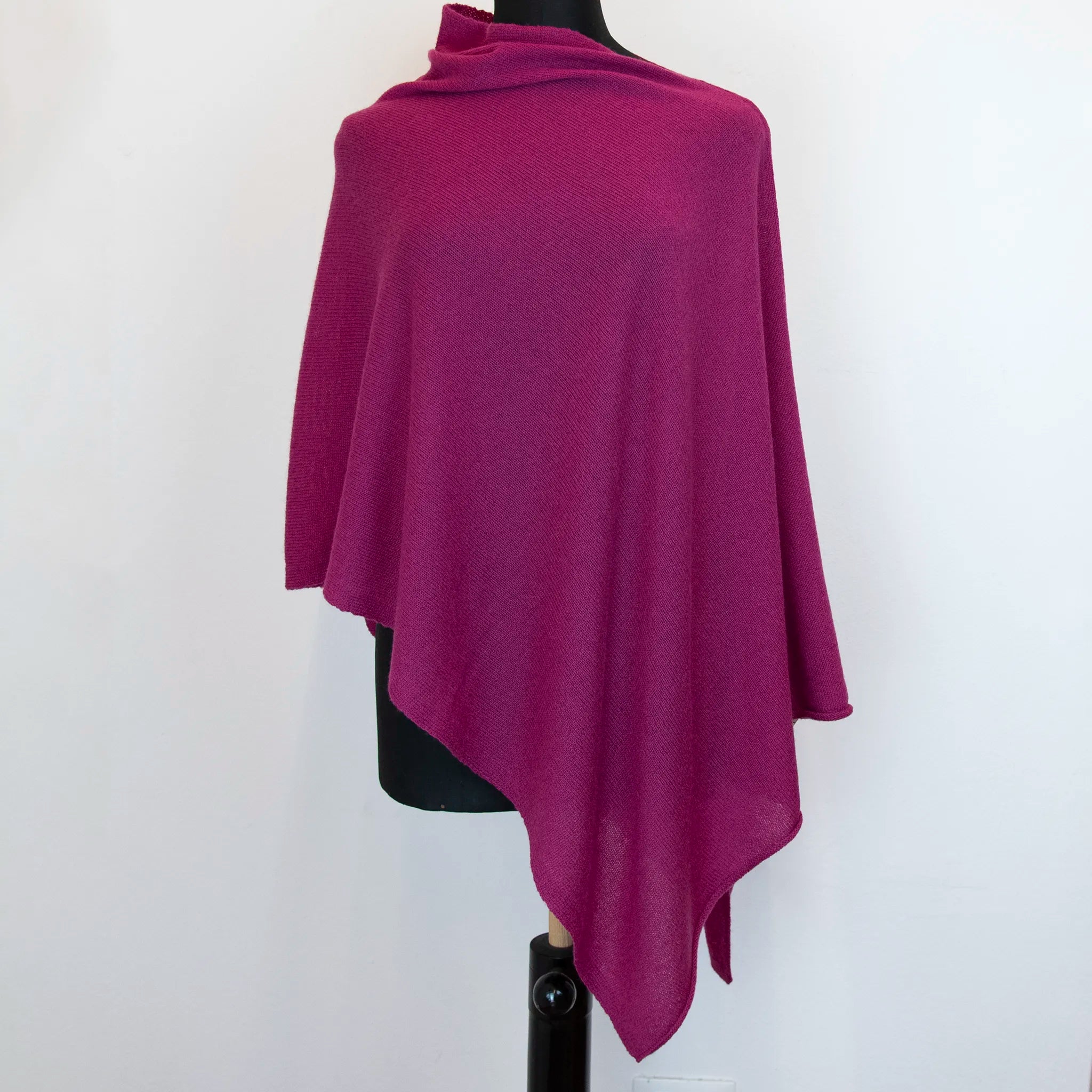 Mantellina in 100% cashmere viola, Made in Italy, praticità e comfort con tre diverse vestibilità per ogni esigenza.