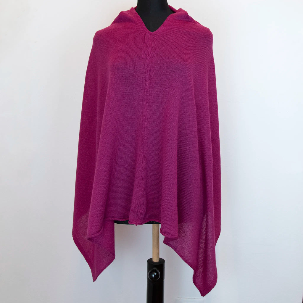 Mantellina in 100% cashmere viola, Made in Italy, praticità e comfort con tre diverse vestibilità per ogni esigenza.