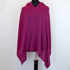 Mantellina in 100% cashmere viola, Made in Italy, praticità e comfort con tre diverse vestibilità per ogni esigenza.