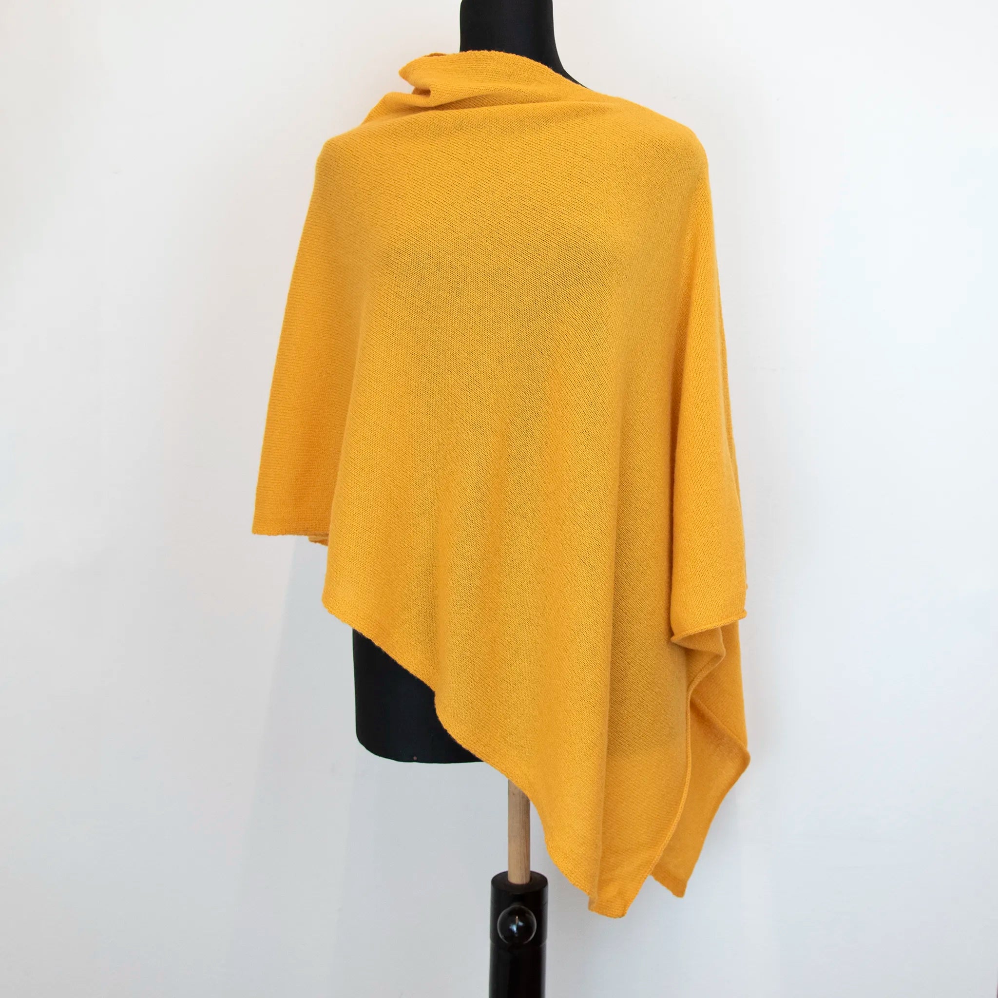 Mantellina in 100% cashmere gialla, Made in Italy, praticità e comfort con tre diverse vestibilità per ogni esigenza.