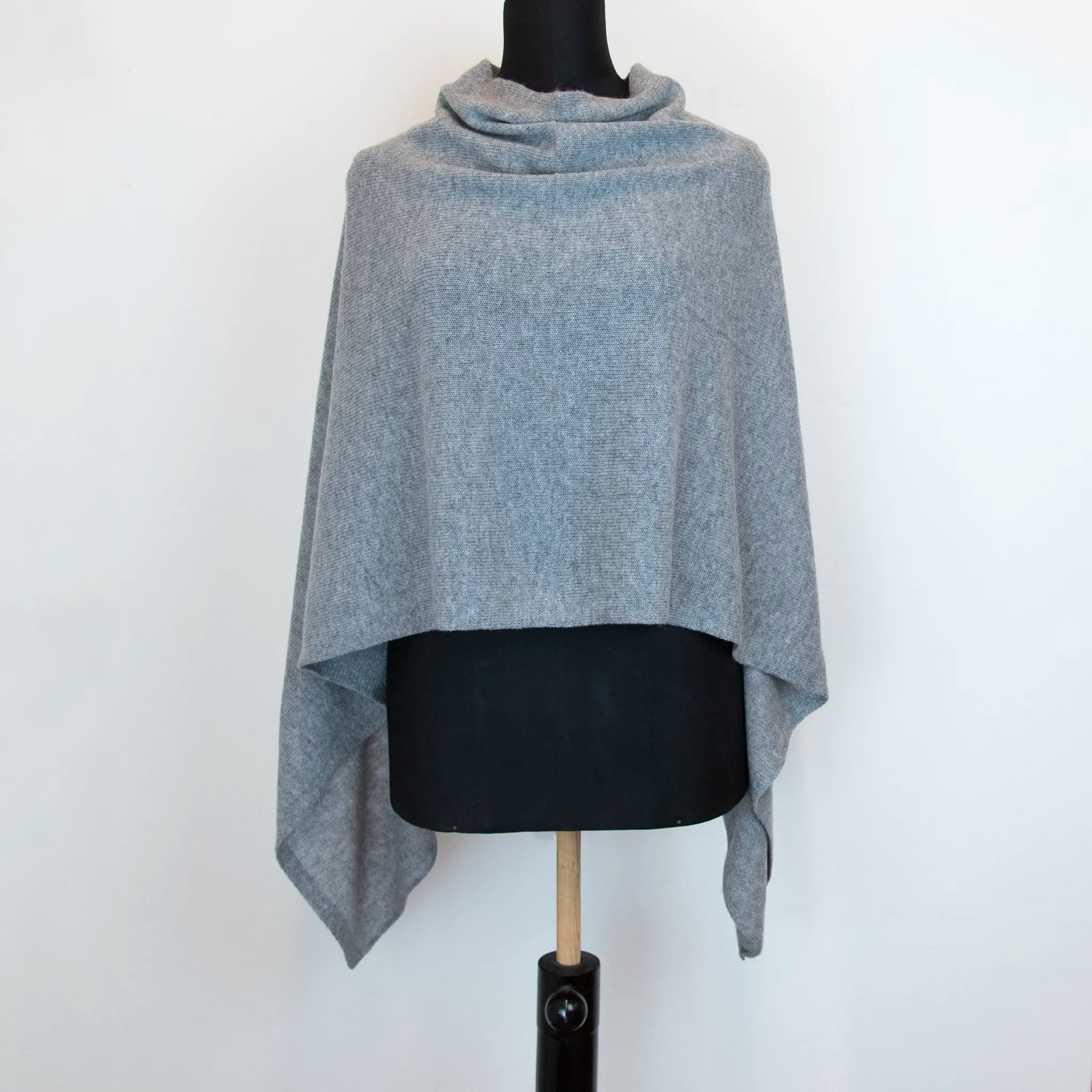 Mantellina in 100% cashmere grigia, Made in Italy, praticità e comfort con tre diverse vestibilità per ogni esigenza.
