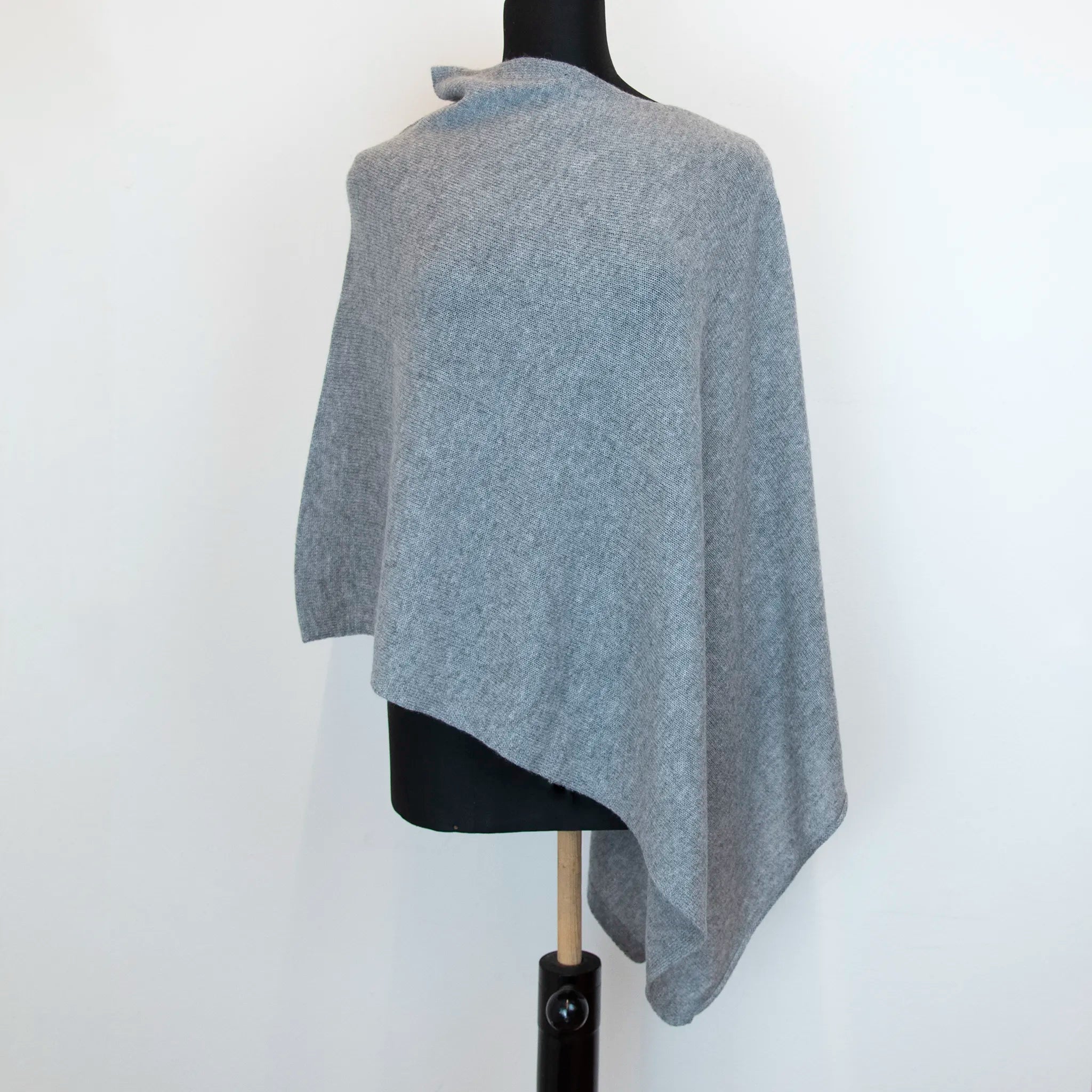 Mantellina in 100% cashmere grigia, Made in Italy, praticità e comfort con tre diverse vestibilità per ogni esigenza.