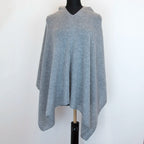 Mantellina in 100% cashmere grigia, Made in Italy, praticità e comfort con tre diverse vestibilità per ogni esigenza.