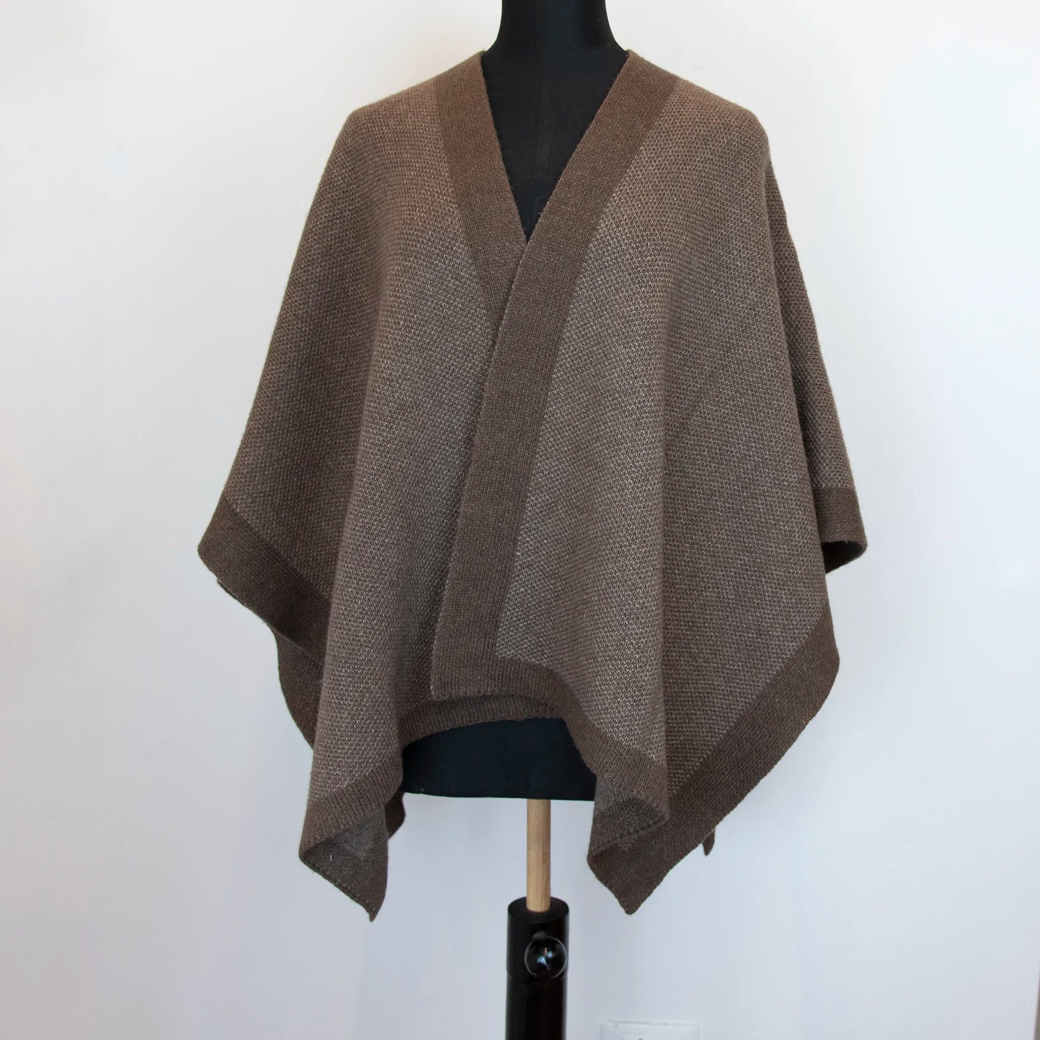 Mantellina aperta marrone in misto cashmere Made in Italy, versatile e confortevole, con due diverse vestibilità per adattarsi a ogni stile e occasione.