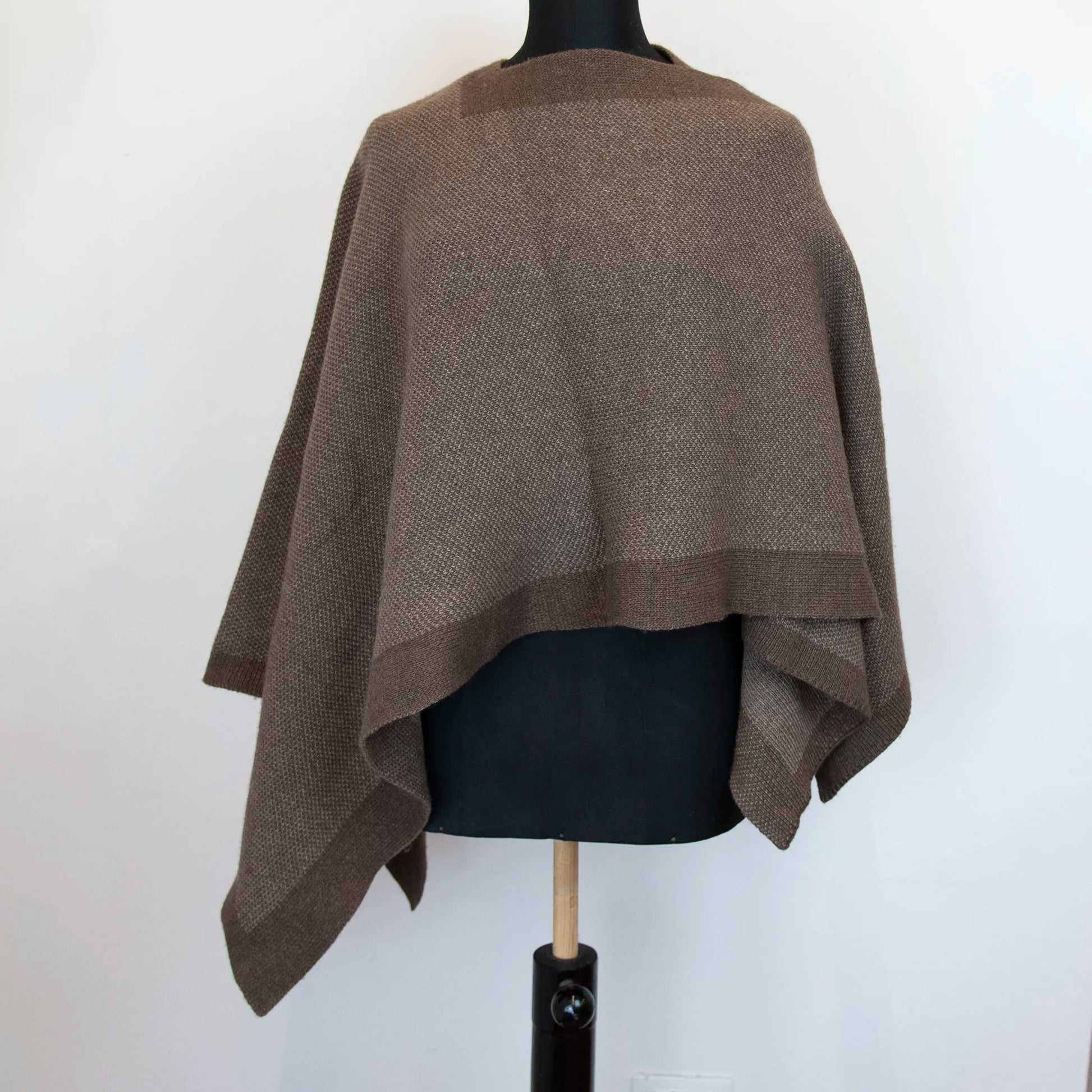 Mantellina aperta marrone in misto cashmere Made in Italy, versatile e confortevole, con due diverse vestibilità per adattarsi a ogni stile e occasione.