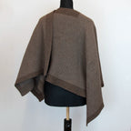 Mantellina aperta marrone in misto cashmere Made in Italy, versatile e confortevole, con due diverse vestibilità per adattarsi a ogni stile e occasione.